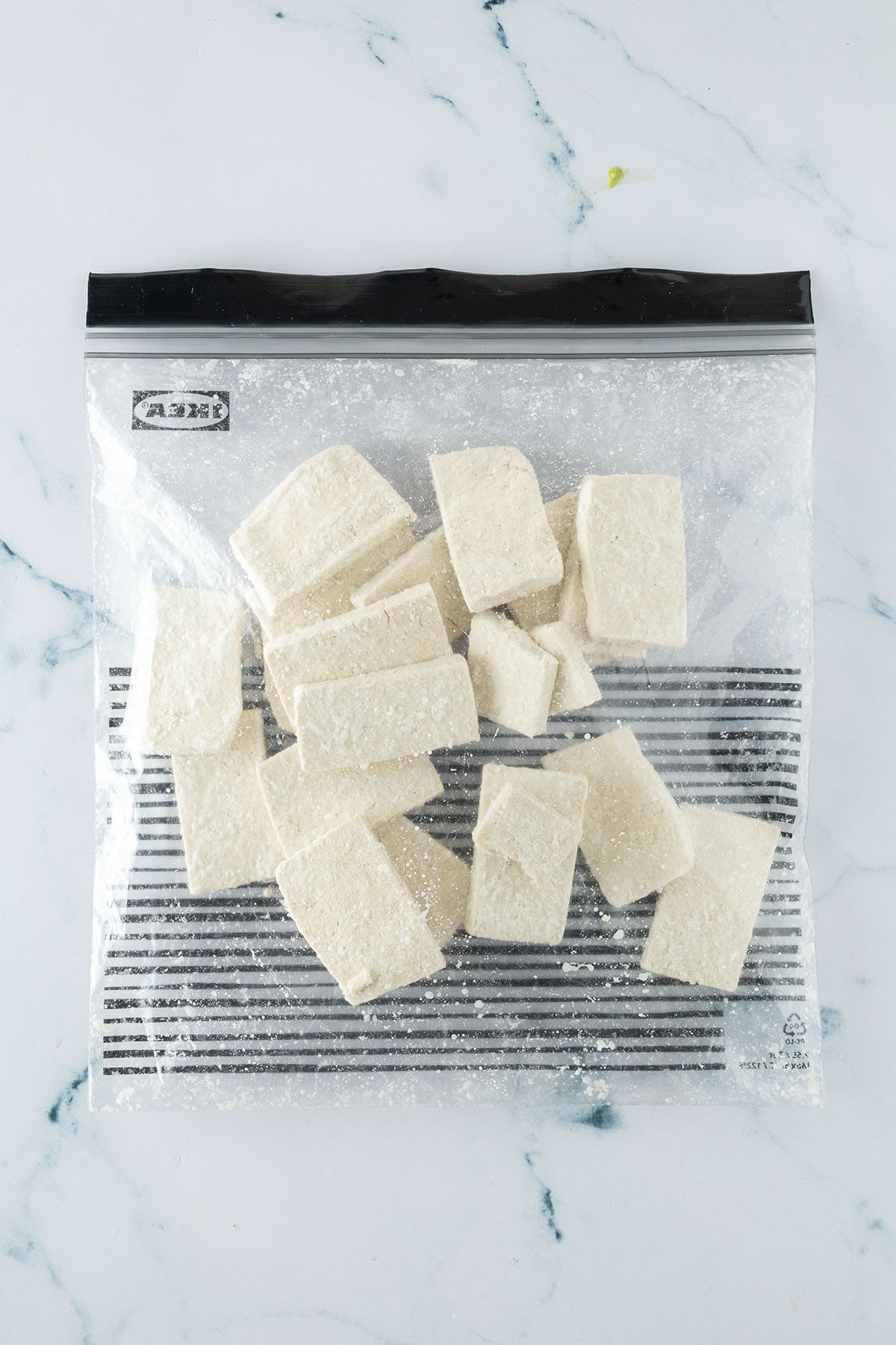 Mit Speisest&auml;rke &uuml;berzogene Tofu-Scheiben in einem Gefrierbeutel.