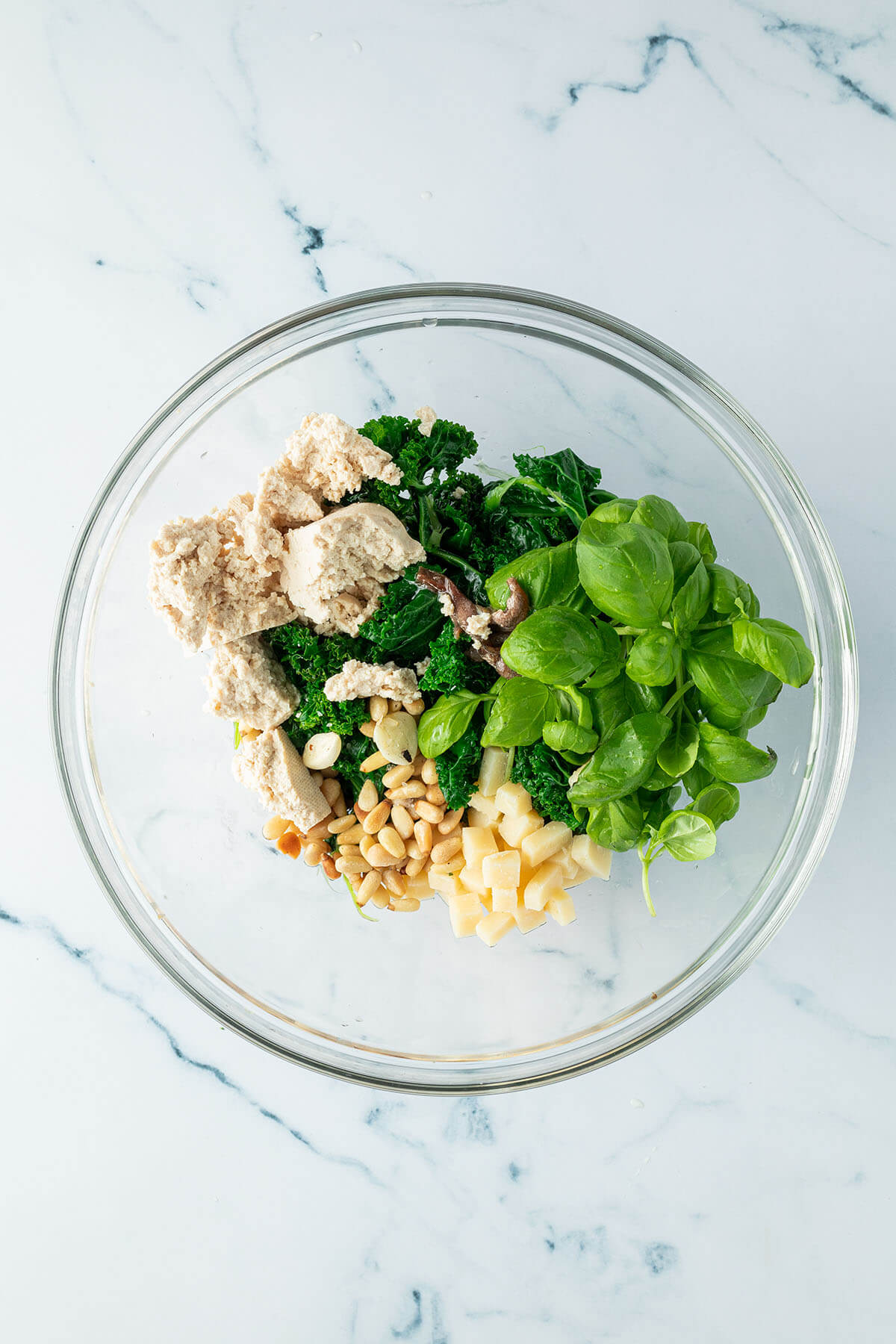 Zutaten f&uuml;r die Pesto in einer gro&szlig;en Glassch&uuml;ssel.