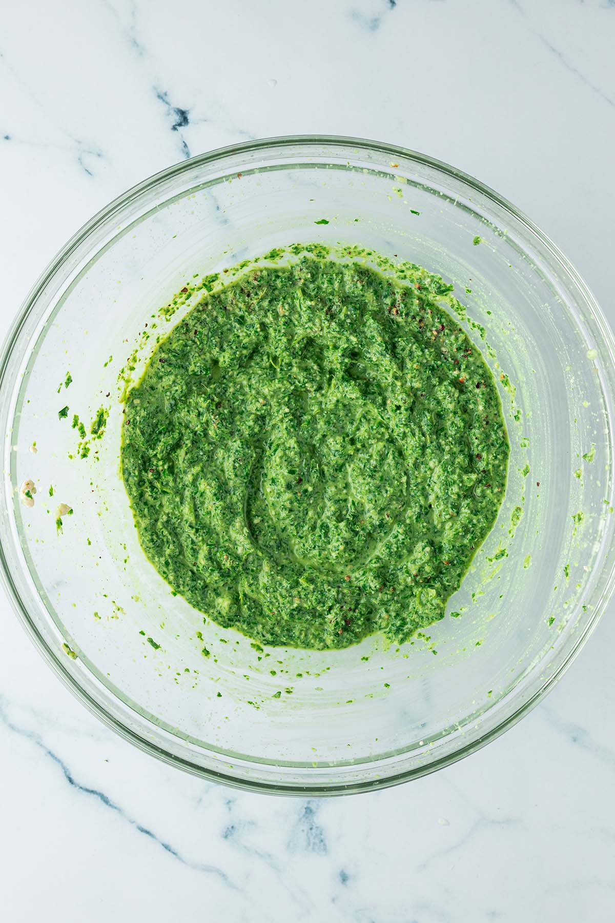 Gr&uuml;nkohl Pesto in einer gro&szlig;en Salatsch&uuml;ssel.