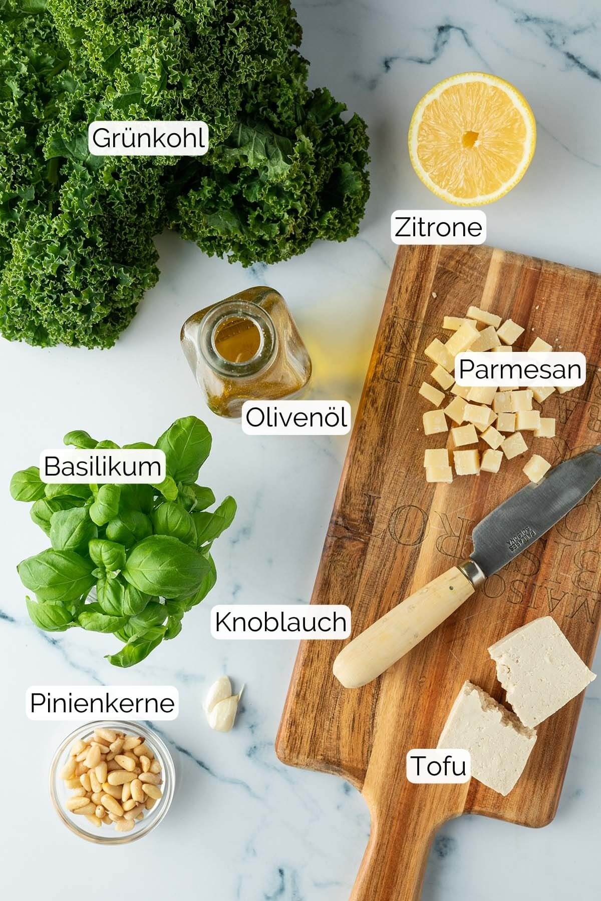 Foto aller Zutaten, die f&uuml;r das Rezept verwendet werden, mit jeweiligen, nachtr&auml;glich ins Bild eingef&uuml;gten Text-Labels f&uuml;r jede Zutat.