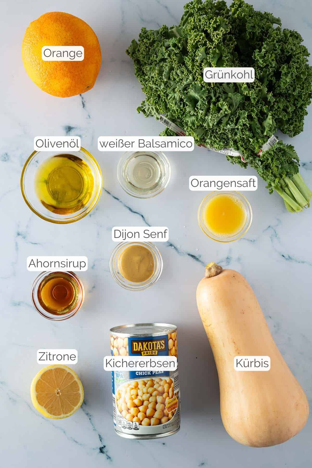 Alle Zutaten, beschriftet, die f&uuml;r den winterlichen Gr&uuml;nkohlsalat mit Orange ben&ouml;tigt werden.