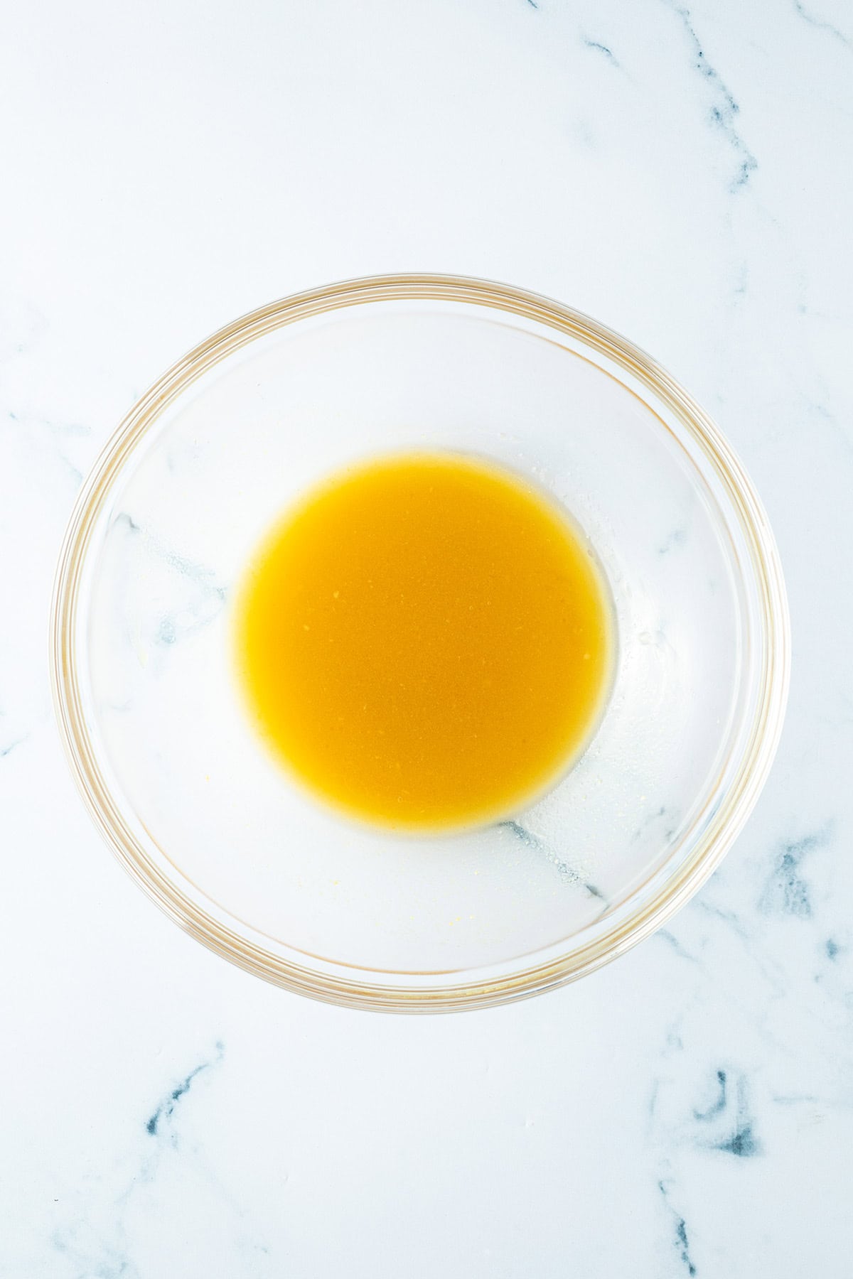 Honig-Senf-Dressing in einer gro&szlig;em Salatsch&uuml;ssel.
