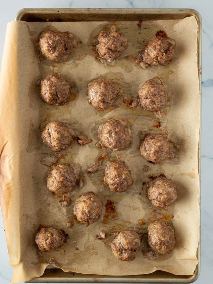 Im Ofen gebackene Hackb&auml;llchen auf einem Blech.