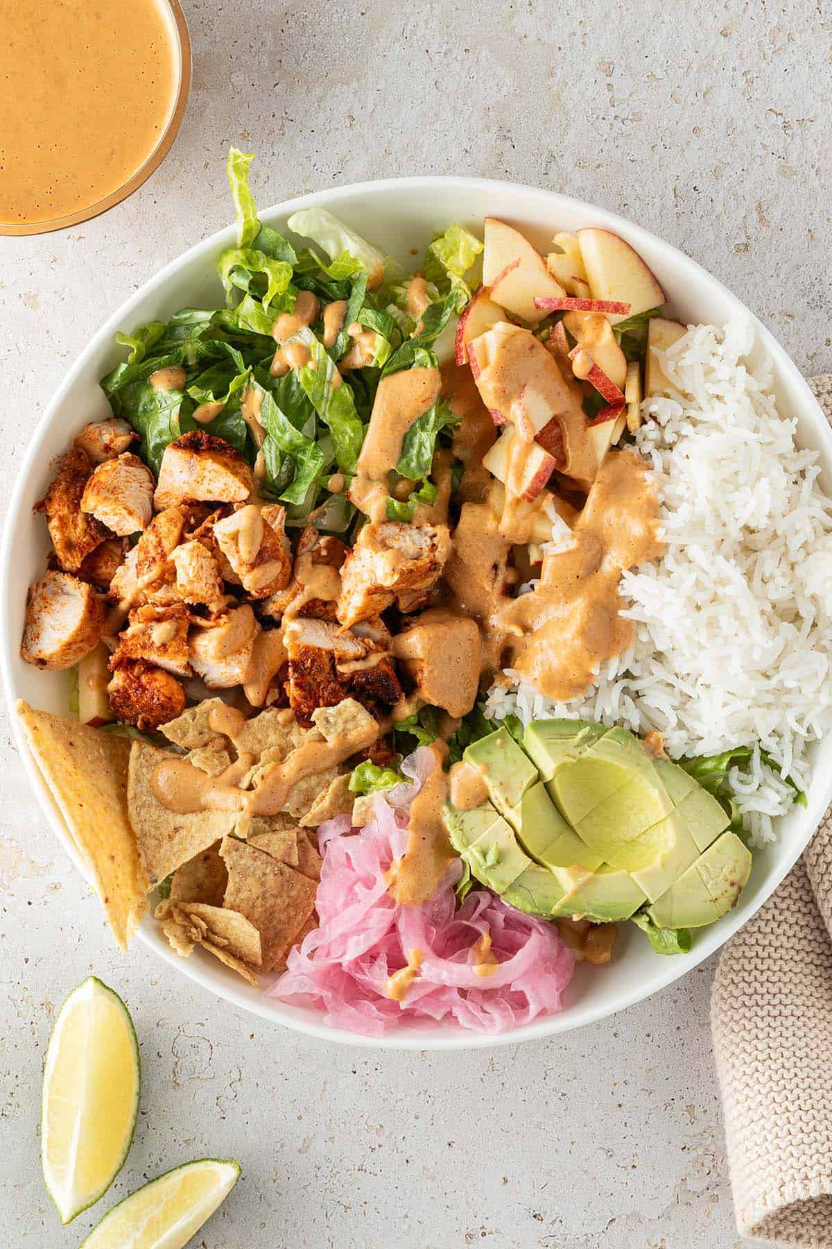 Bunte bowl mit H&auml;hnchen, Reis, Gem&uuml;se und Cashew-Dressing.