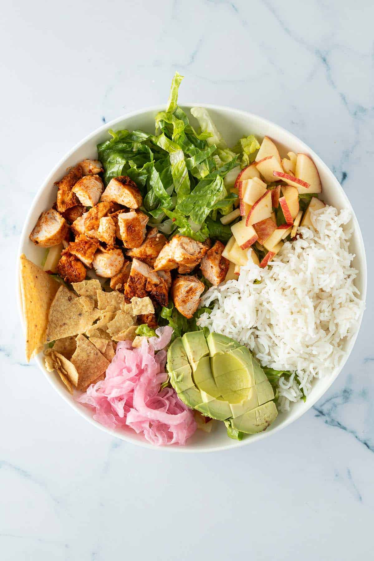 Alle Zutaten f&uuml;r die H&auml;hnchen Bowl in einer Sch&uuml;ssel.