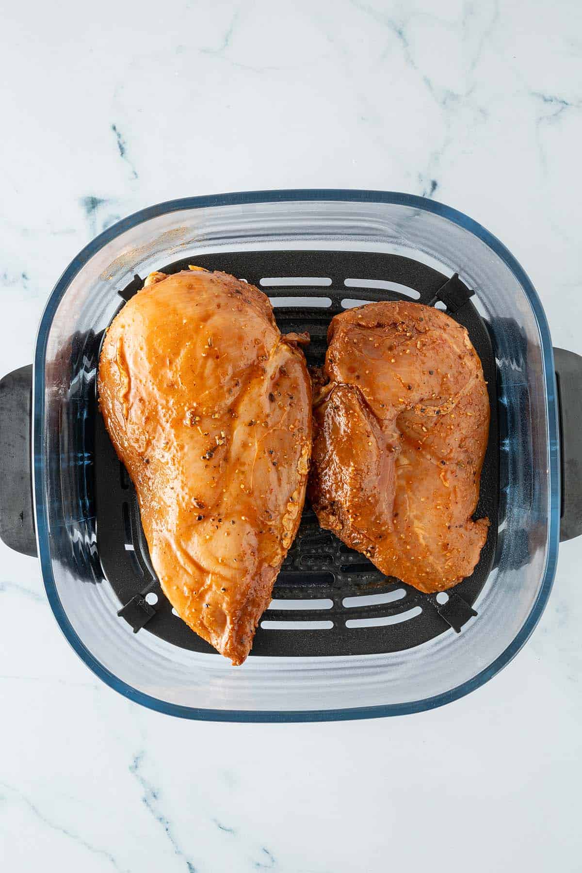 Rohe, marinierte H&auml;hnchenbrust in einem Airfryer.
