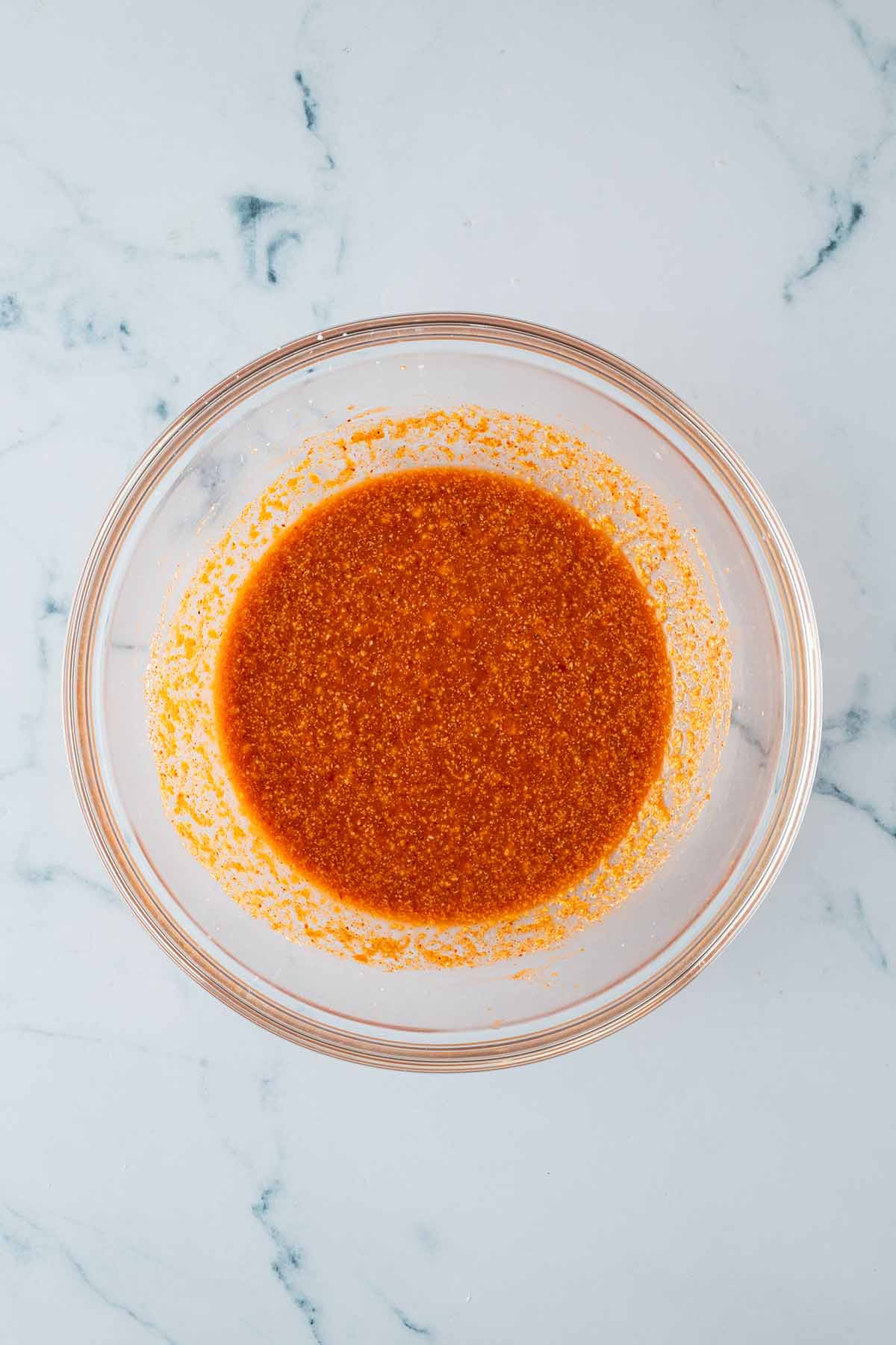 Chicken Satay Marinade aus Kokosmilch und Currypaste in einer Glassch&uuml;ssel.