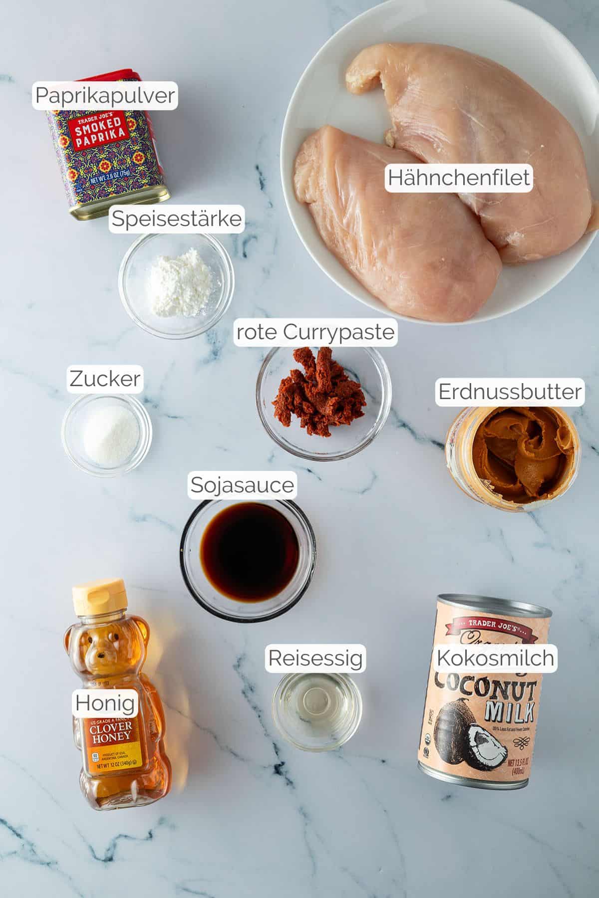 Alle Zutaten mit jeweiligen Textbeschriftungen, die f&uuml;r die Chicken Satay H&auml;hnchenspie&szlig;e ben&ouml;tigt werden.