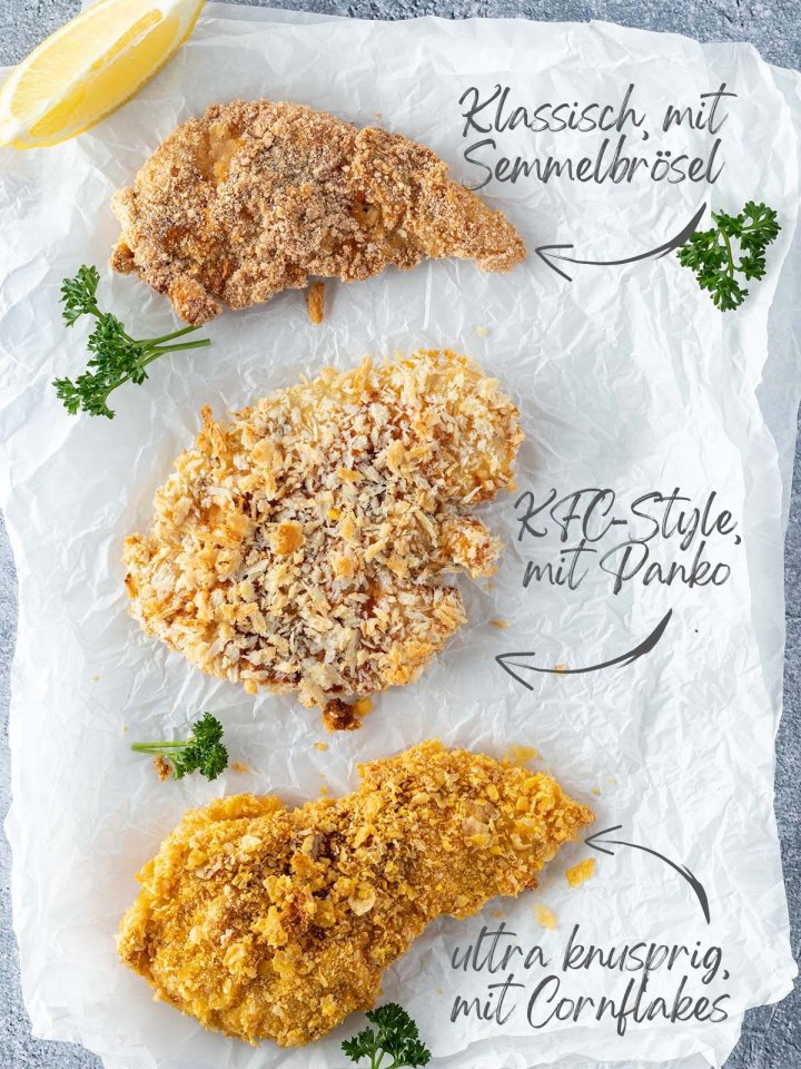 Drei unterschiedlich panierte H&auml;hnchenfilets untereinander auf einem Backpapier mit einer Textbeschriftung neben jedem Fleisch.