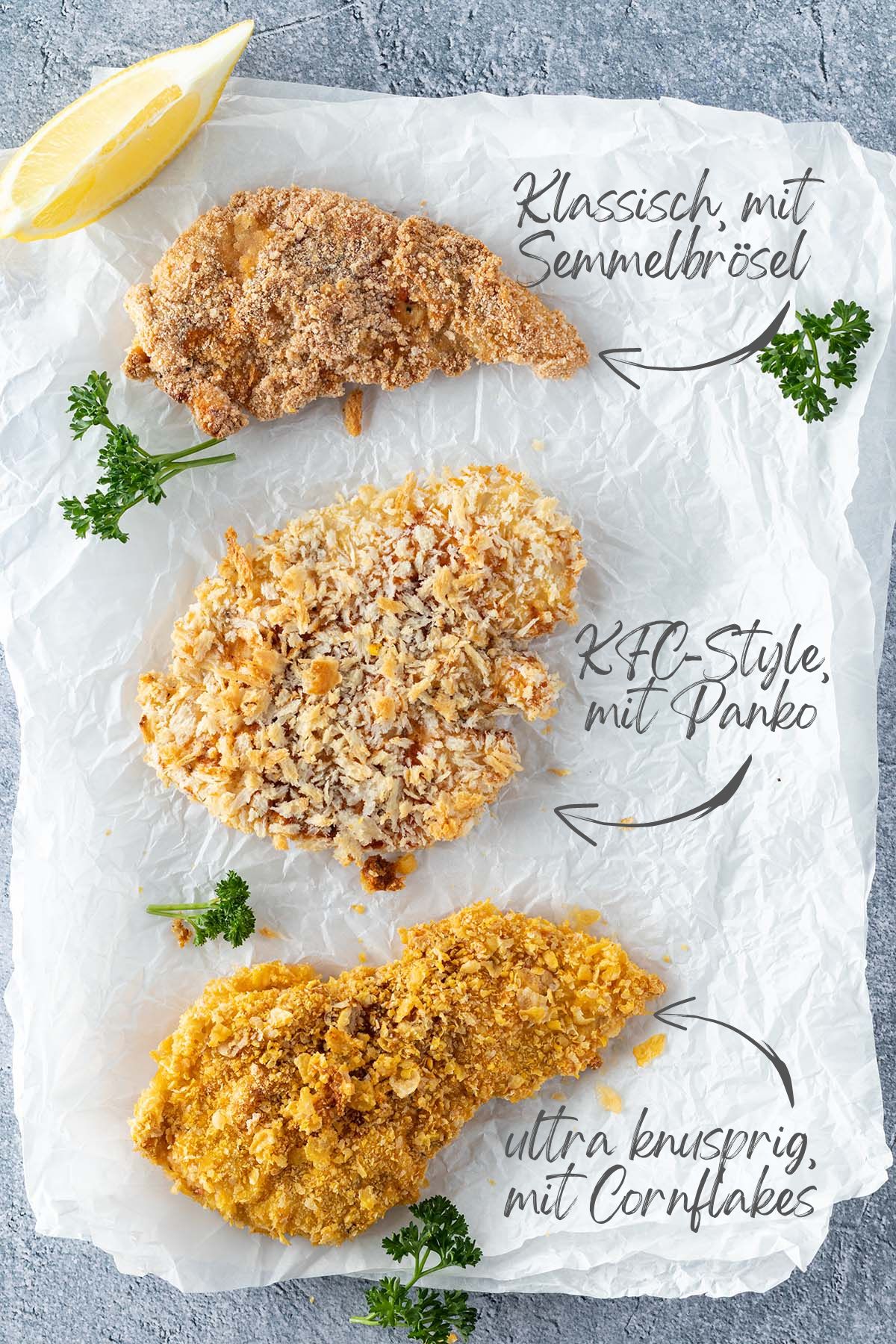 Drei unterschiedlich panierte H&auml;hnchenfilets untereinander auf einem Backpapier mit einer Textbeschriftung neben jedem Fleisch.