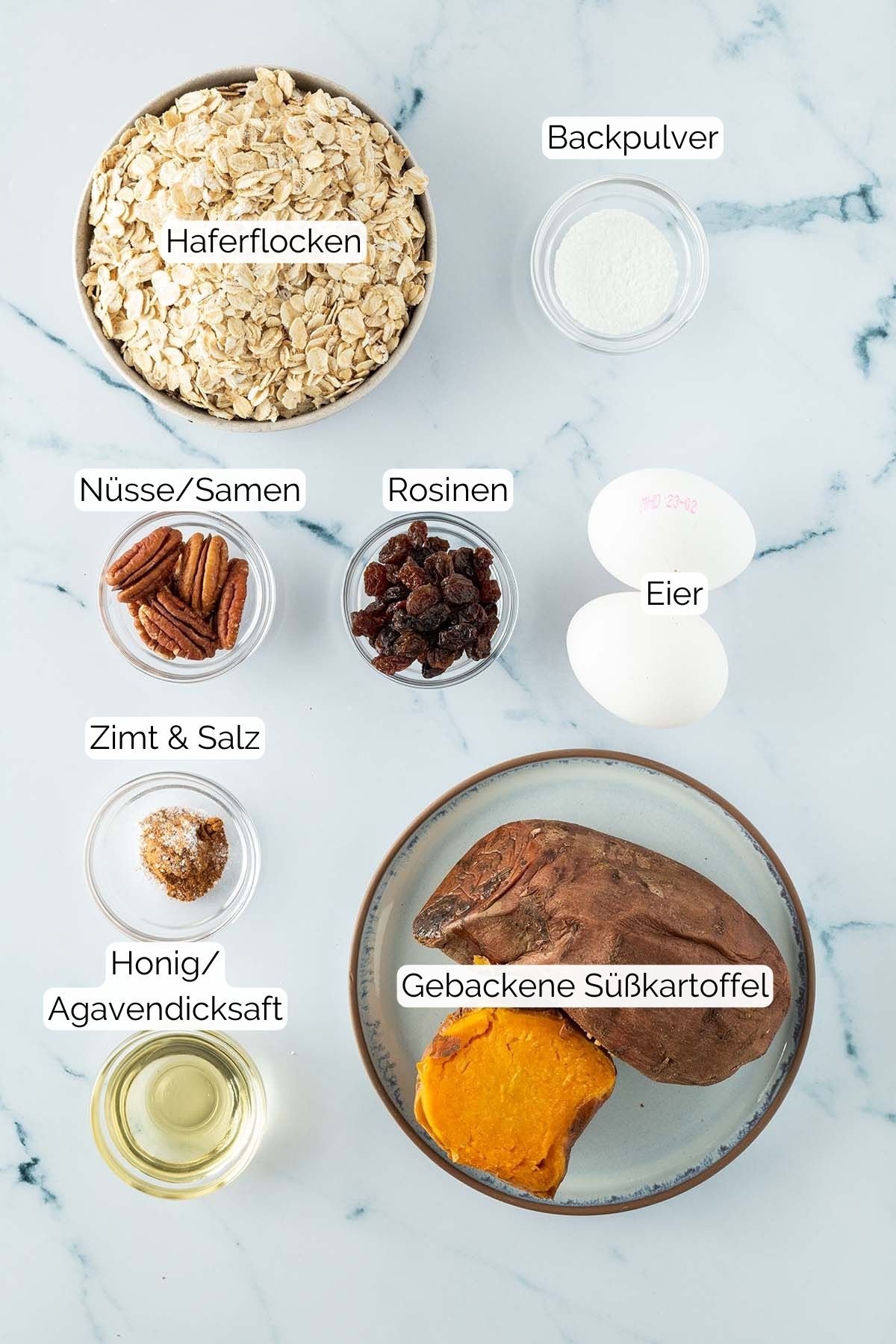 Foto aller Zutaten mit jeweiligen Textbeschriftungen, die f&uuml;r den Fr&uuml;hst&uuml;cksauflauf ben&ouml;tigt werden.