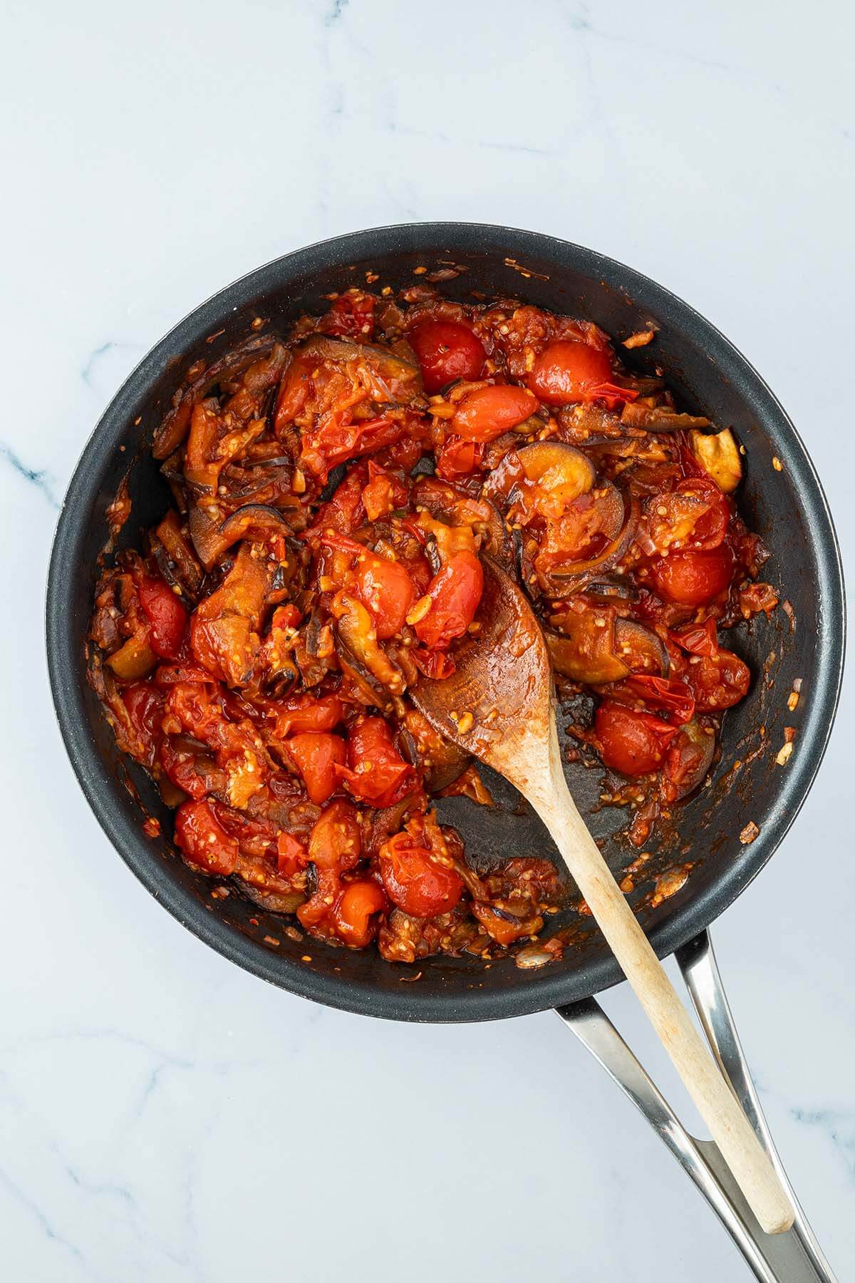 Fertiges Tomaten-Auberginen-Gem&uuml;se in einer Pfanne.