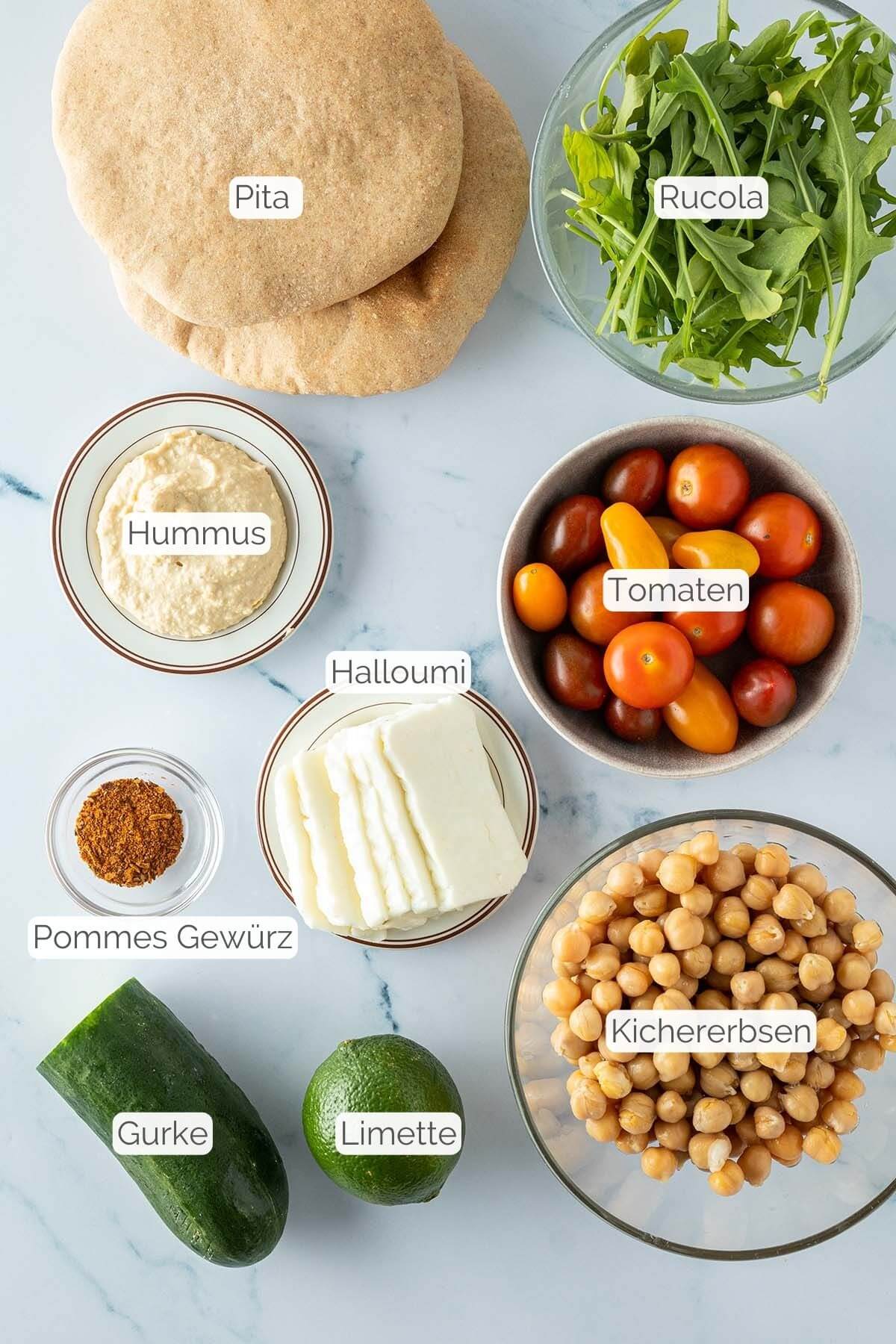 Foto aller Zutaten mit jeweiligen Textbeschriftungen, die f&uuml;r die Halloumi Pita ben&ouml;tigt werden.