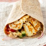 Halloumi Wrap auf einem St&uuml;ck Zeitungspapier.