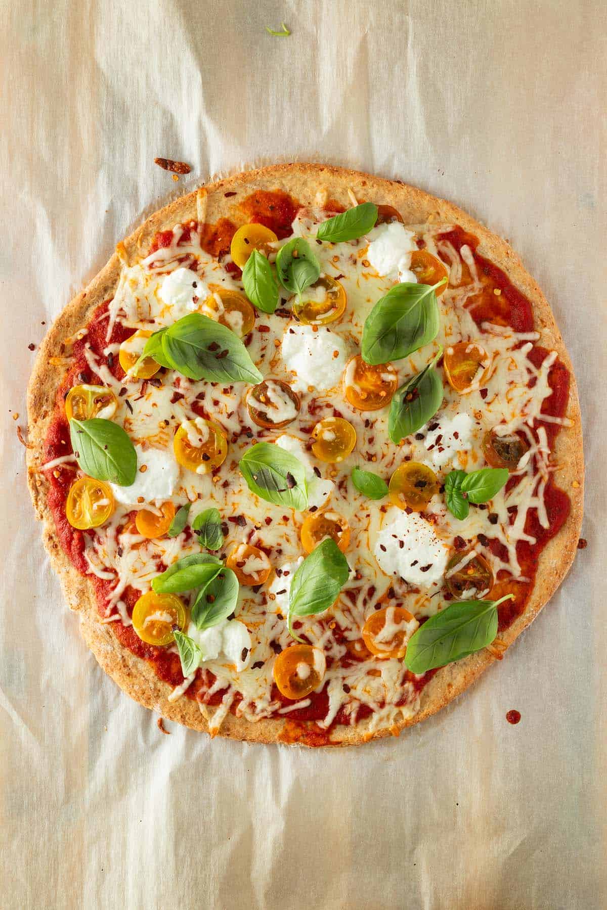 Belegte und fertig gebackene Protein Pizza.