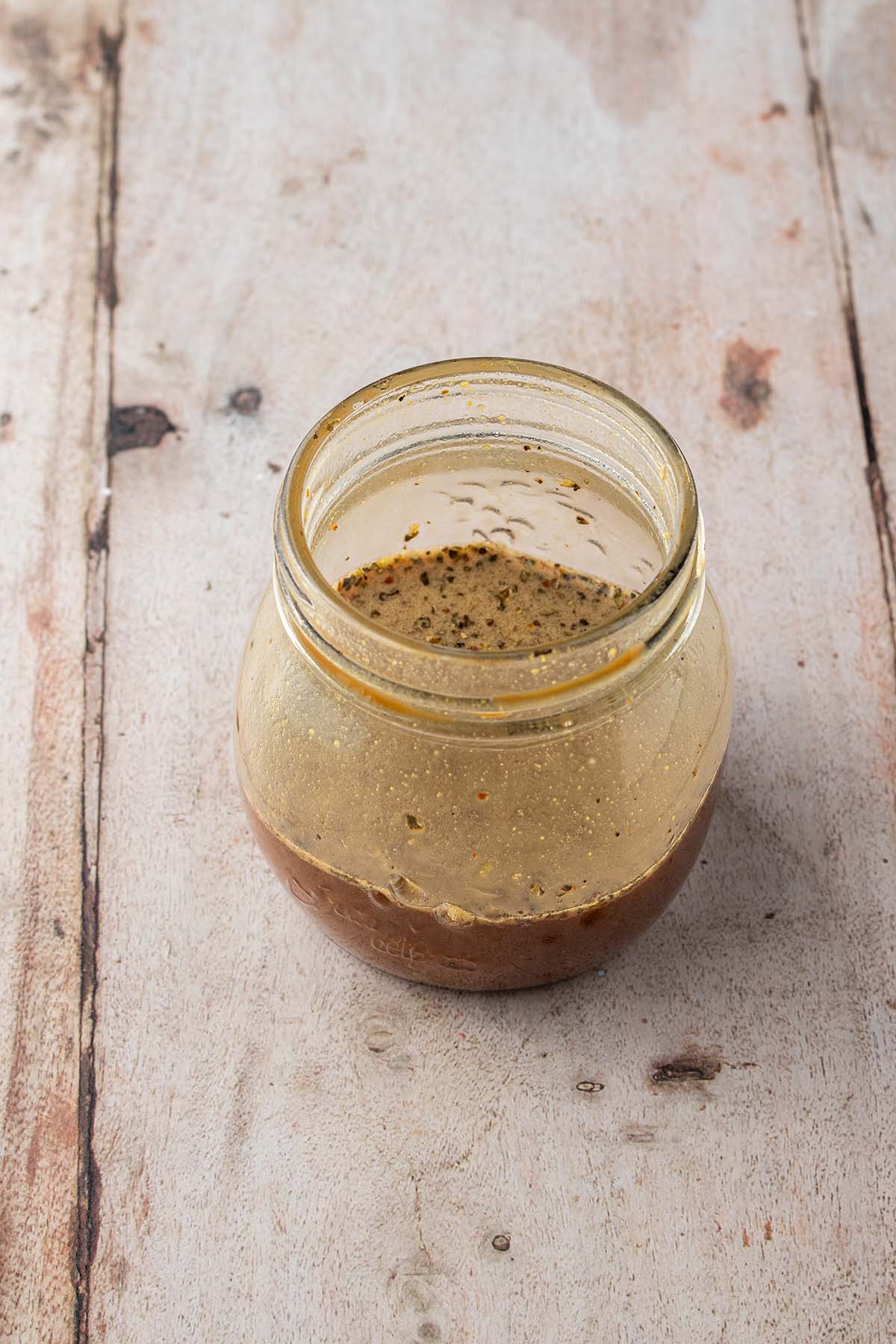 Balsamico Dressing in einem Schraubglas.