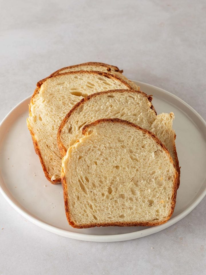 Mehrere Scheiben Toastbrot auf einem Teller.
