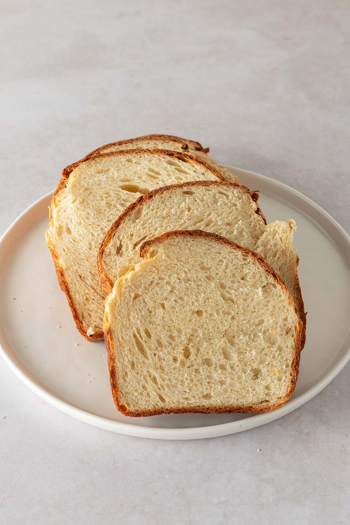 Mehrere Scheiben Toastbrot auf einem Teller.
