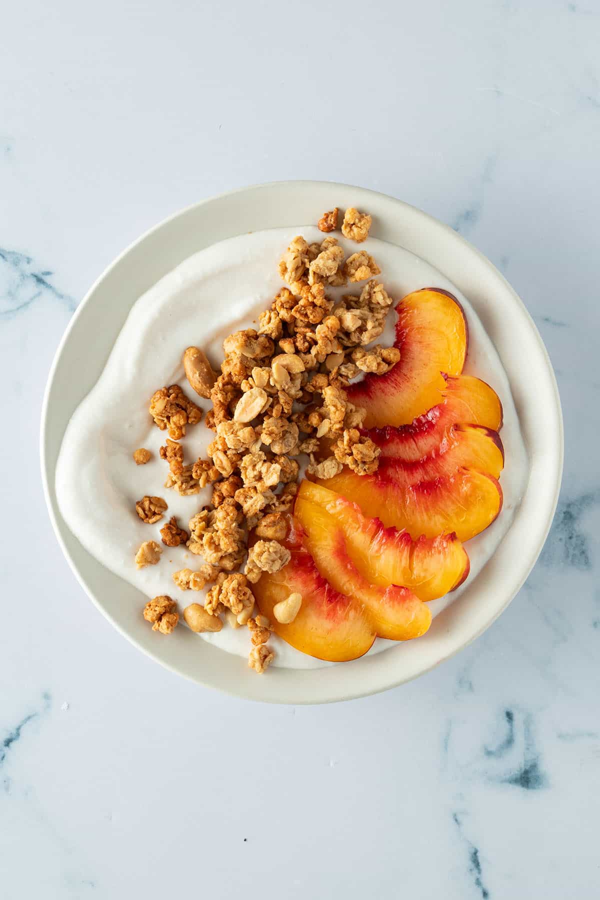 H&uuml;ttenk&auml;se-Creme mit Granola und Obst.