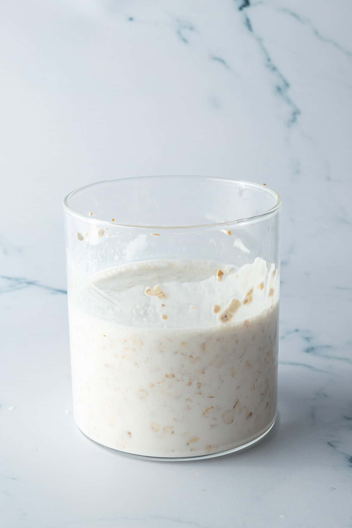 H&uuml;ttenk&auml;se-Overnight-Oats in einem Glas.
