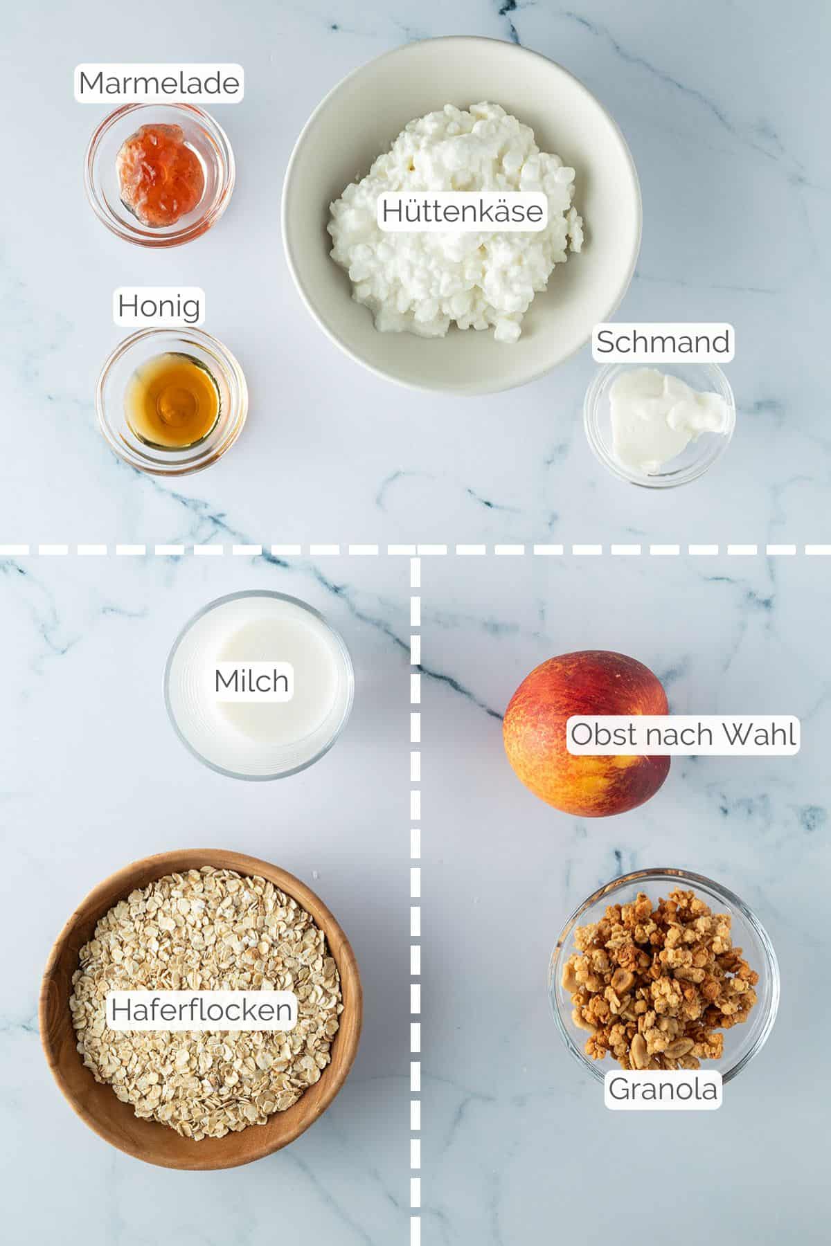 Alle Zutaten mit Textbeschriftungen, die f&uuml;r das s&uuml;&szlig;e H&uuml;ttenk&auml;sen Fr&uuml;hst&uuml;ck ben&ouml;tigt werden.