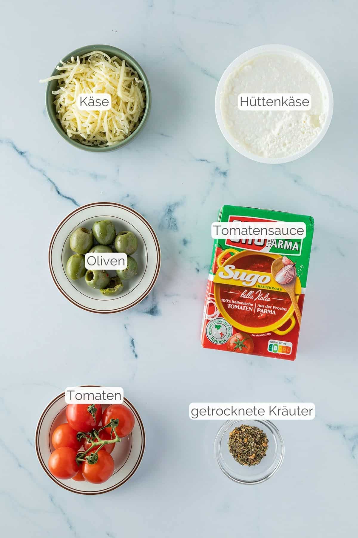 Alle Zutaten mit jeweiligen Textbeschriftungen, die f&uuml;r den H&uuml;ttenk&auml;se Pizza Dip ben&ouml;tigt werden.
