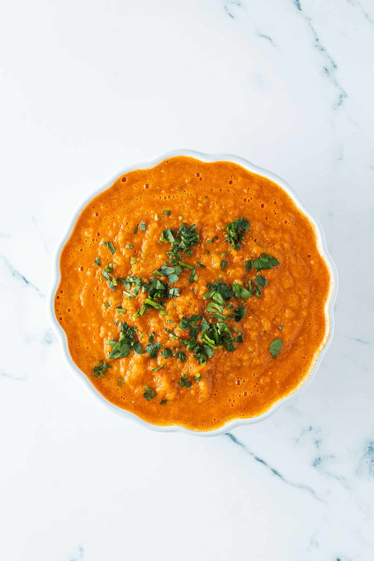 Fertige Salsa mit frischer Petersilie.