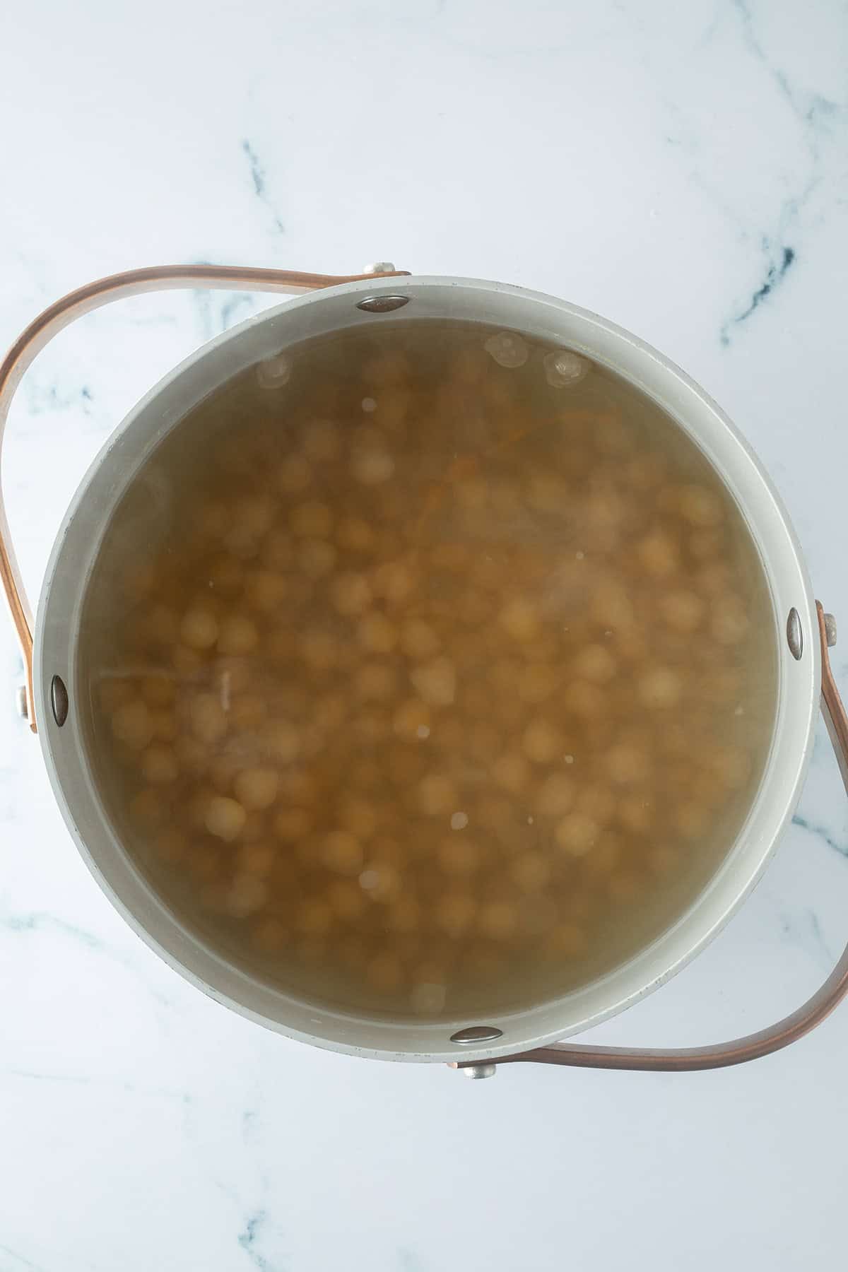 Kichererbsen in einem Topf mit Natron Wasser.