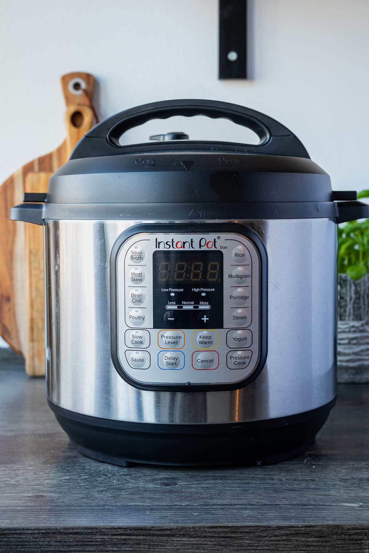Instant Pot Duo auf einer K&uuml;chentheke.