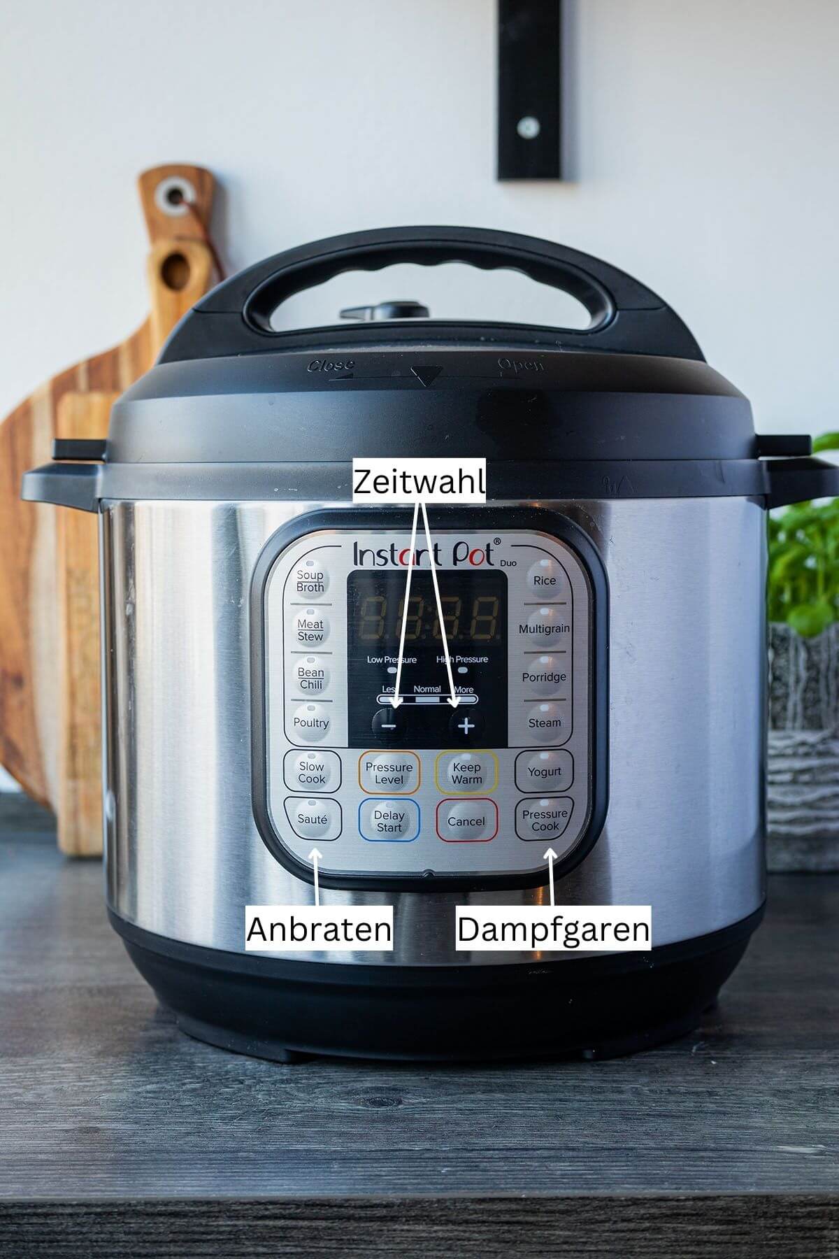 Bild von dem Instant Pot Duo mit Beschriftungen f&uuml;r einige der Kn&ouml;pfe auf dem Topf.