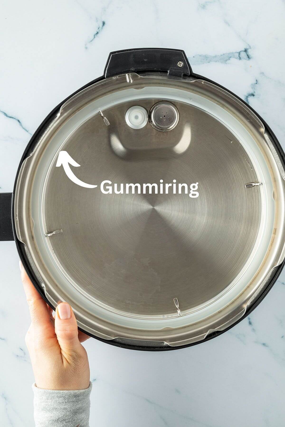 Innenseite des Instant Pot Deckels mit einer Beschriftung f&uuml;r den Gummiring.