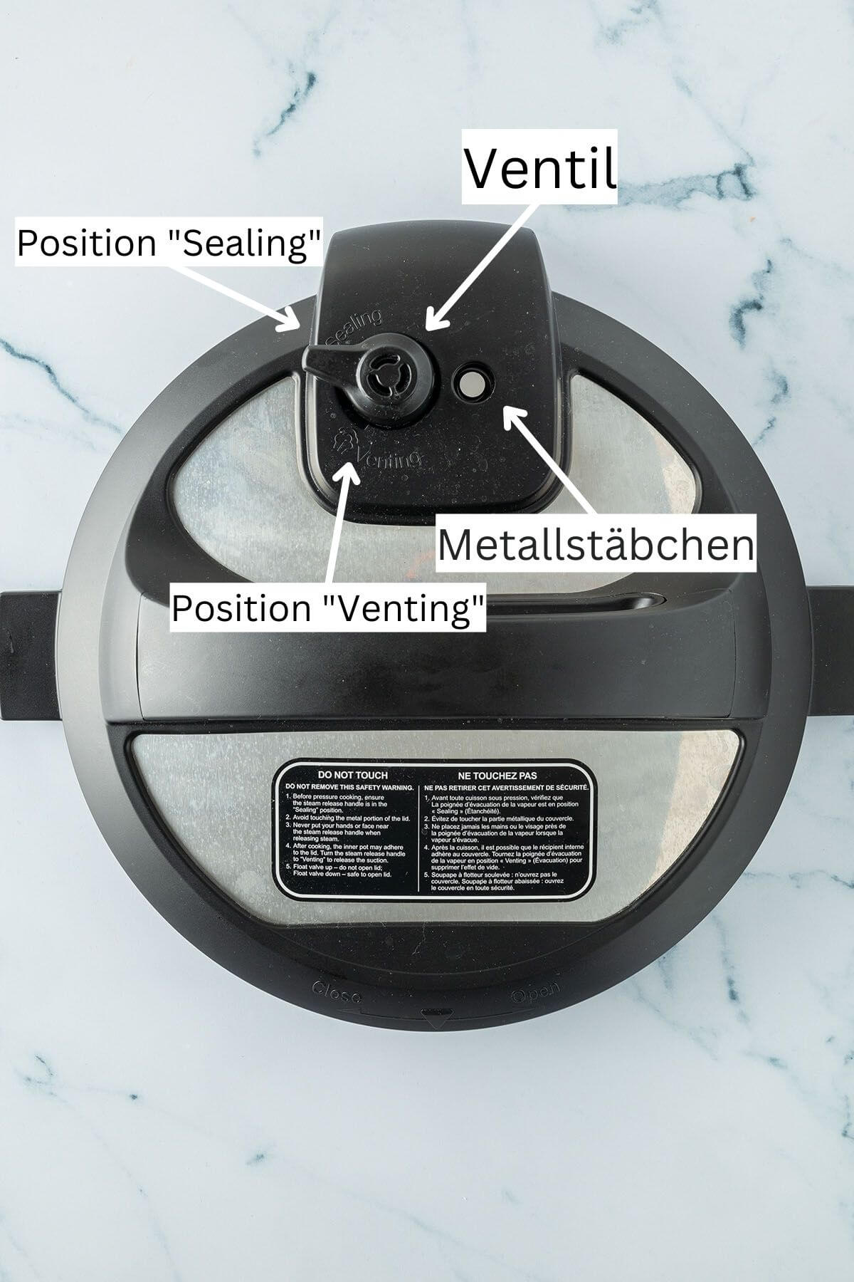 Foto vom Deckel des Instant Pots mit Beschriftungen f&uuml;r das Ventil und die verschiedenen Ventil-Positionen.