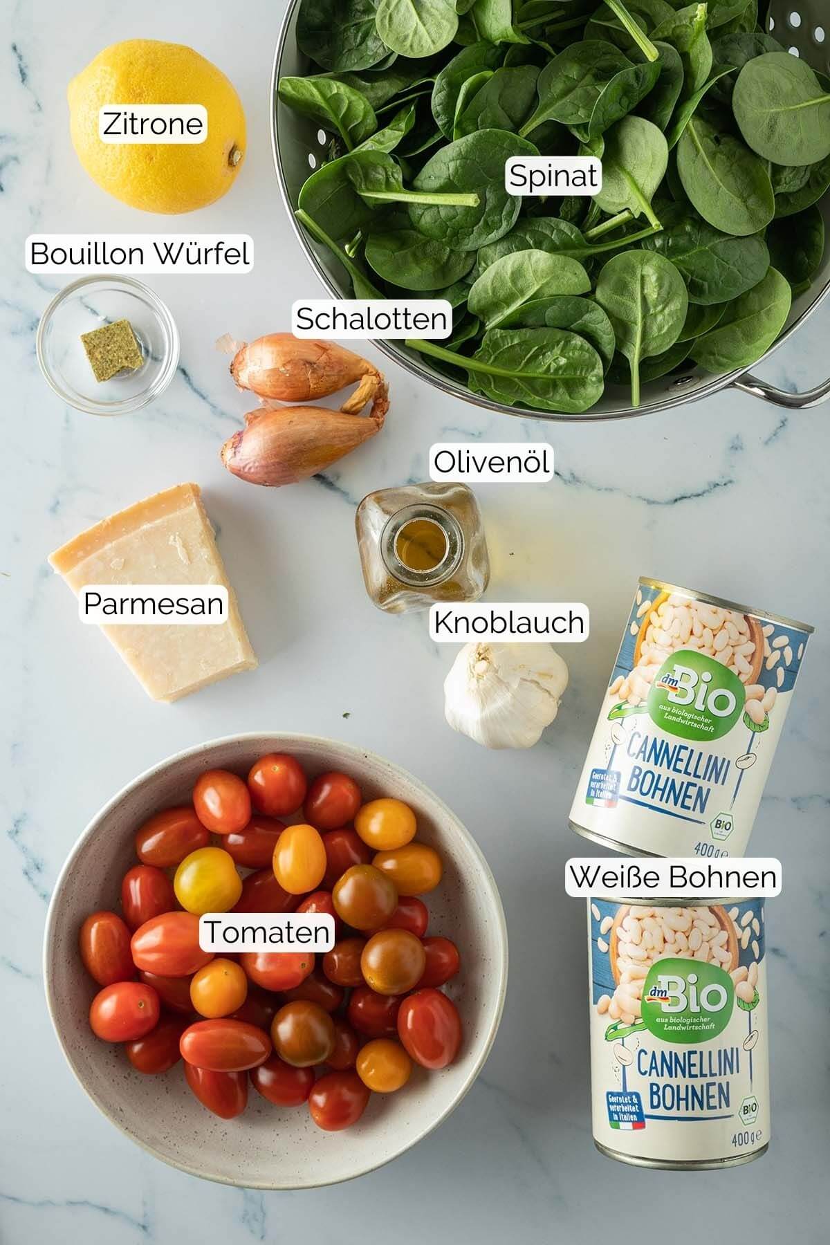 Foto alle Zutaten mit jeweiligen Textbeschriftungen, die f&uuml;r eine italienische wei&szlig;e Bohnenpfanne mit Tomaten ben&ouml;tigt werden.