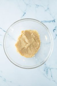Fester Mandel-Pl&auml;tzchenteig in einer Glassch&uuml;ssel.