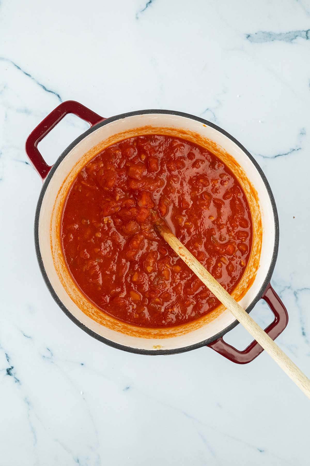 Ein Bild der Tomatensauce in einem Topf, nach zwei Stunden Kochzeit.