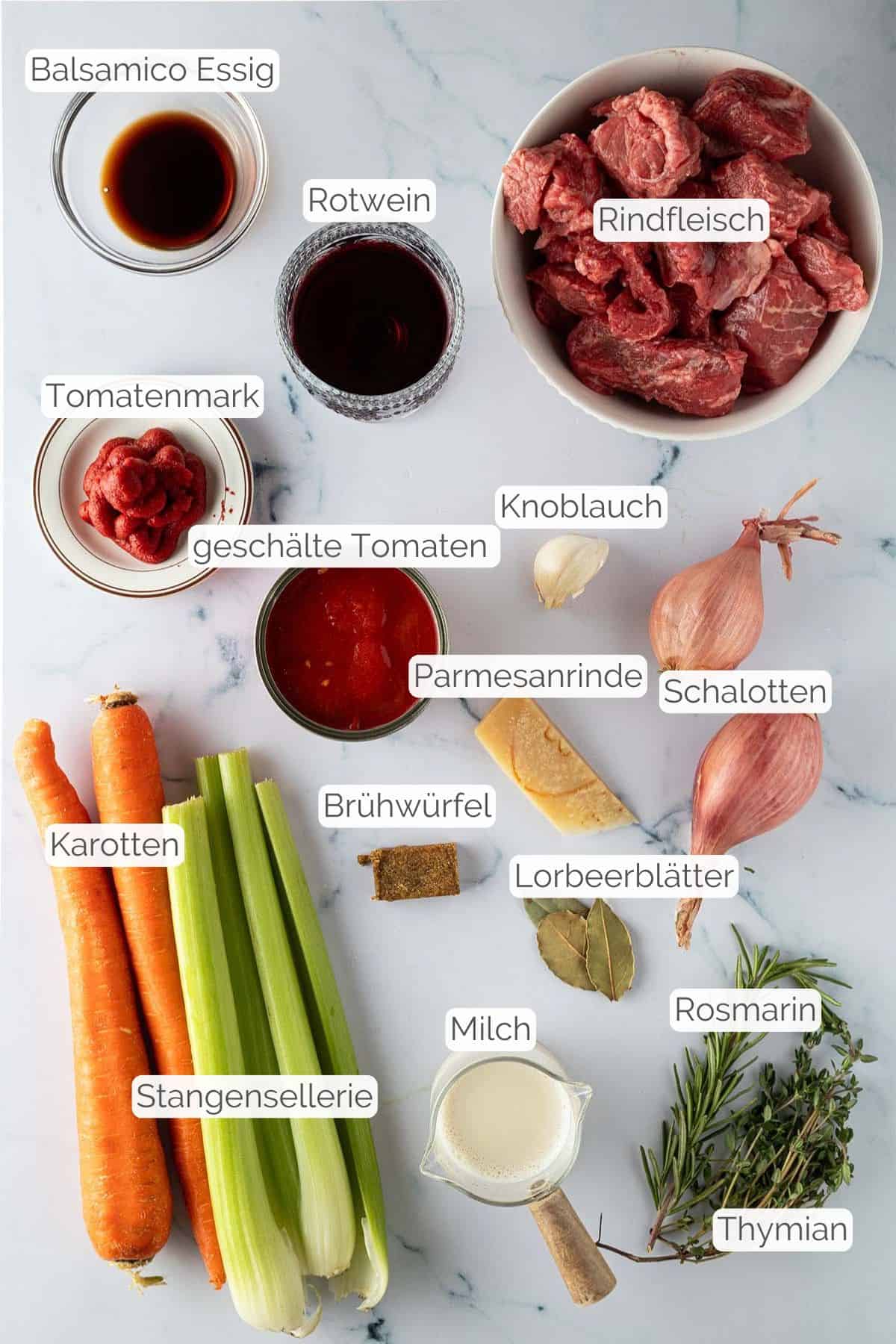 Alle Zutaten mit jeweiligen Textbeschriftungen, die f&uuml;r das italienische Rinderragout ben&ouml;tigt werden.