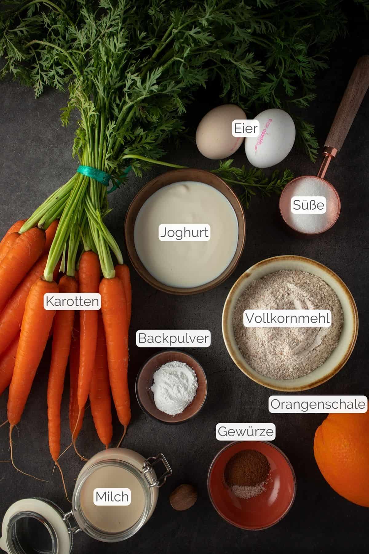 Alle Zutaten mit Textbeschriftungen, die f&uuml;r die kalorienarmen Muffins ben&ouml;tigt werden.
