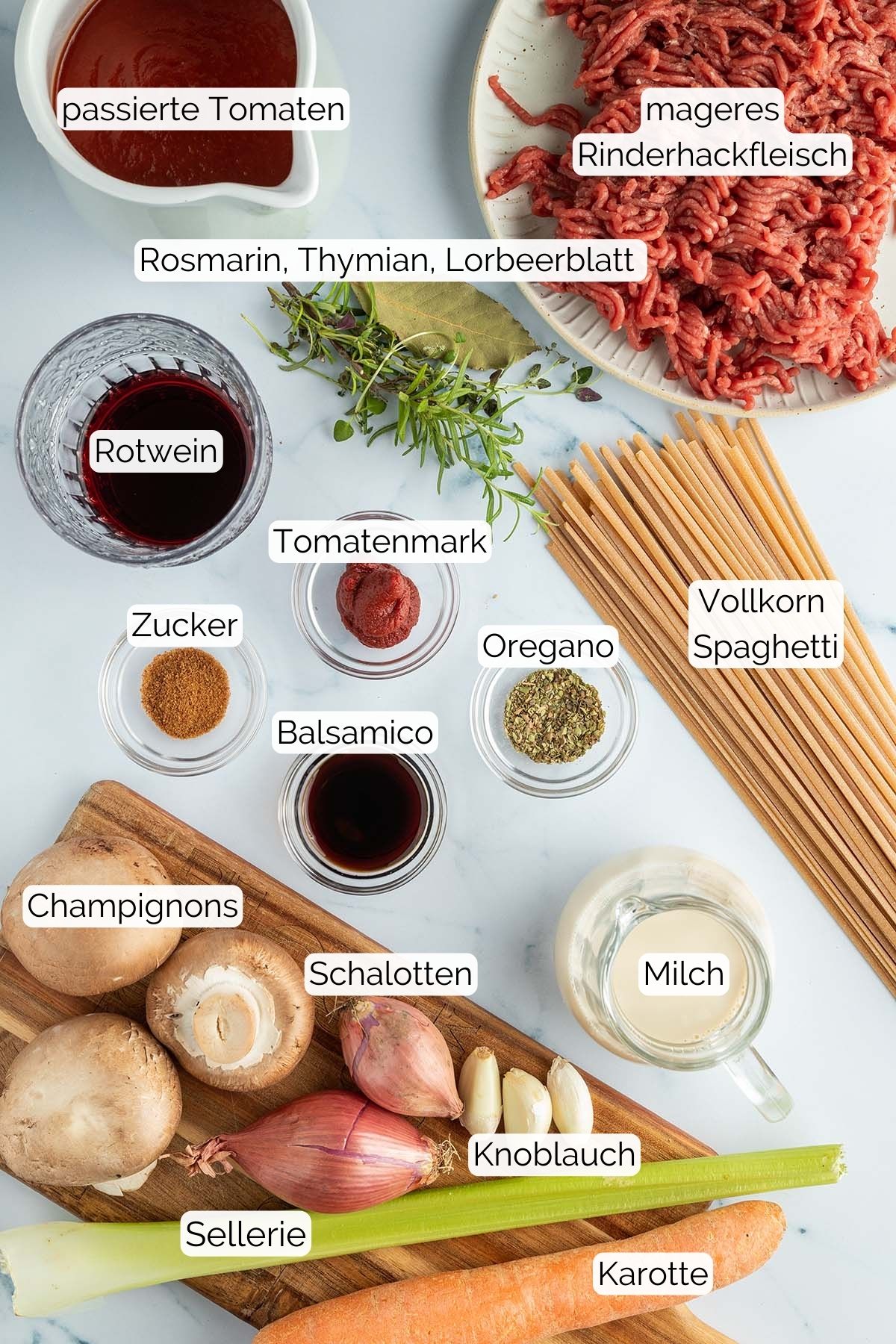 Foto aller Zutaten, die f&uuml;r das Rezept ben&ouml;tigt werden, inklusive Textbeschriftungen f&uuml;r alle Lebensmittel.