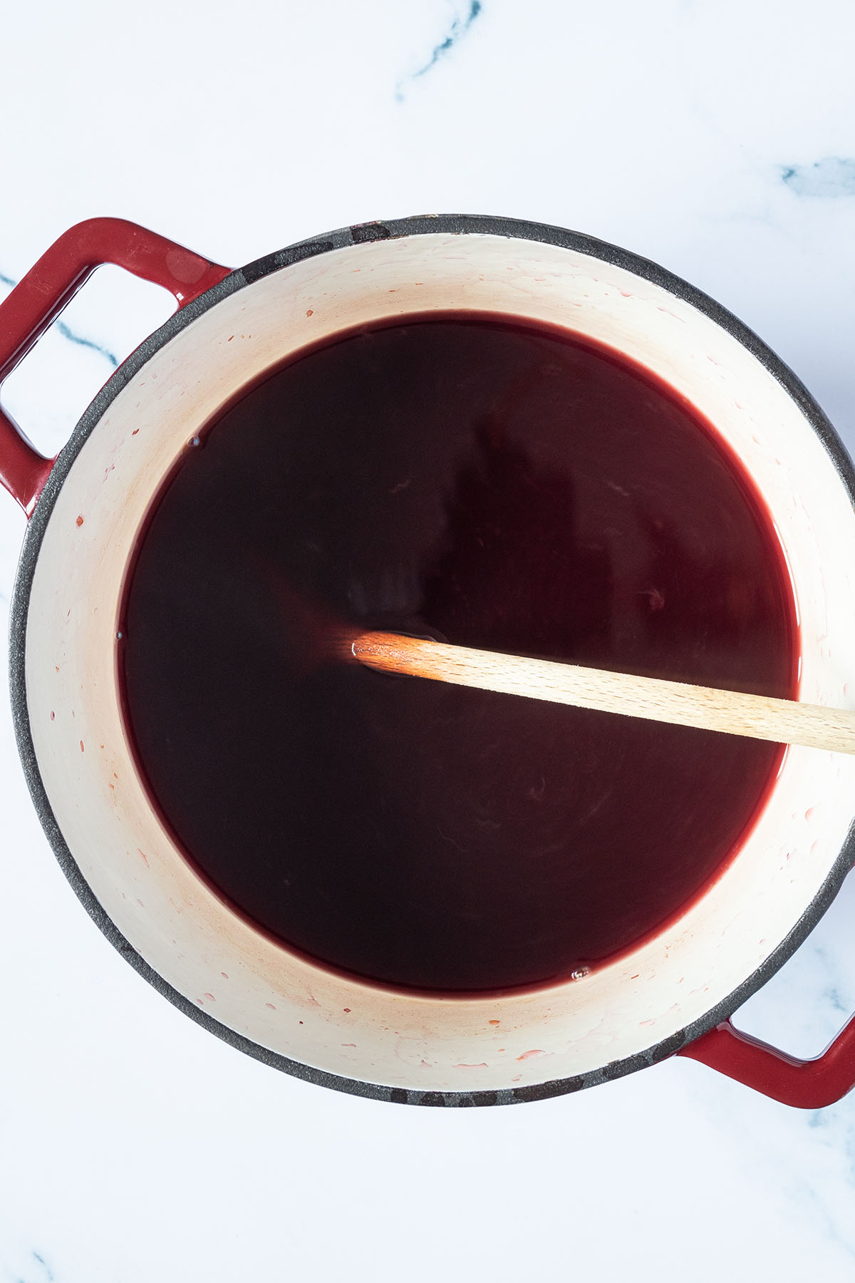 Gl&uuml;hwein in einem Gusseisentopf.