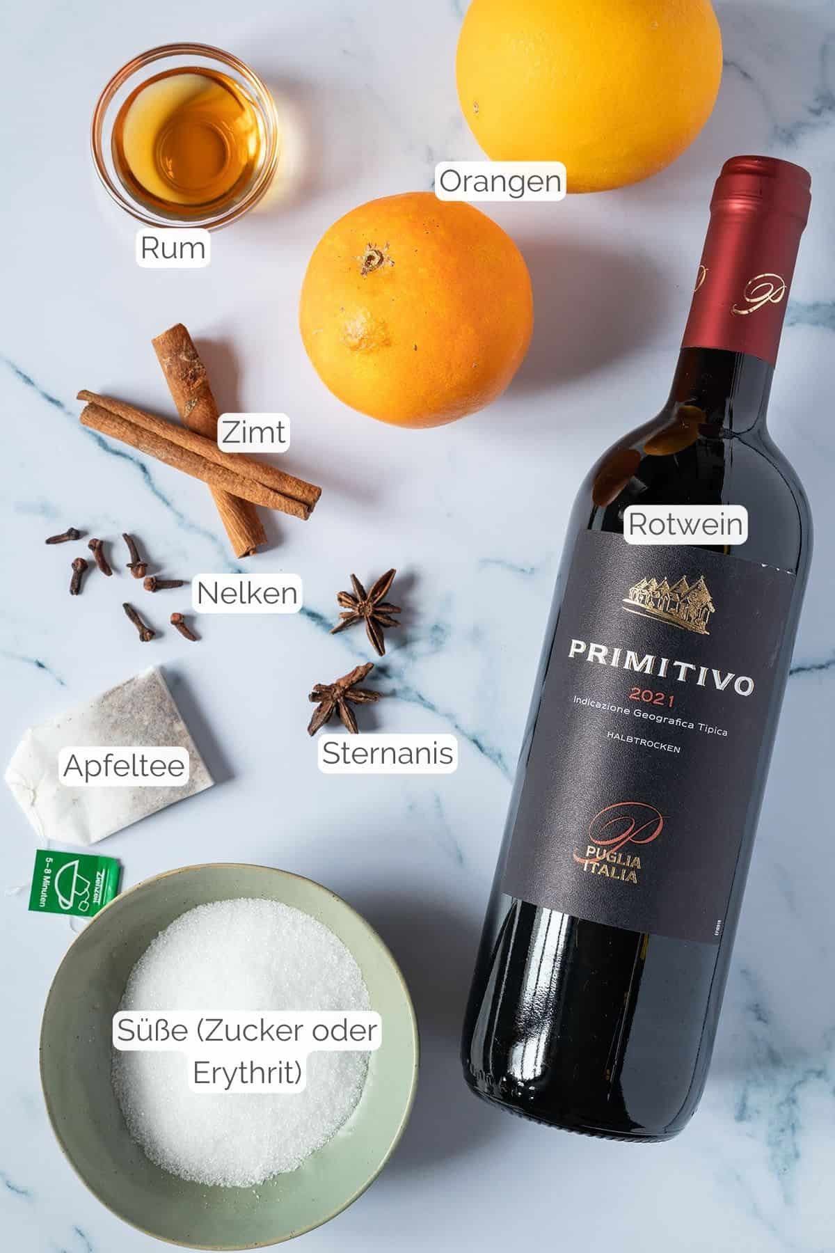 Alle Zutaten mit jeweiligen Textbeschriftungen, die f&uuml;r den kalorienarmen Gl&uuml;hwein werden.