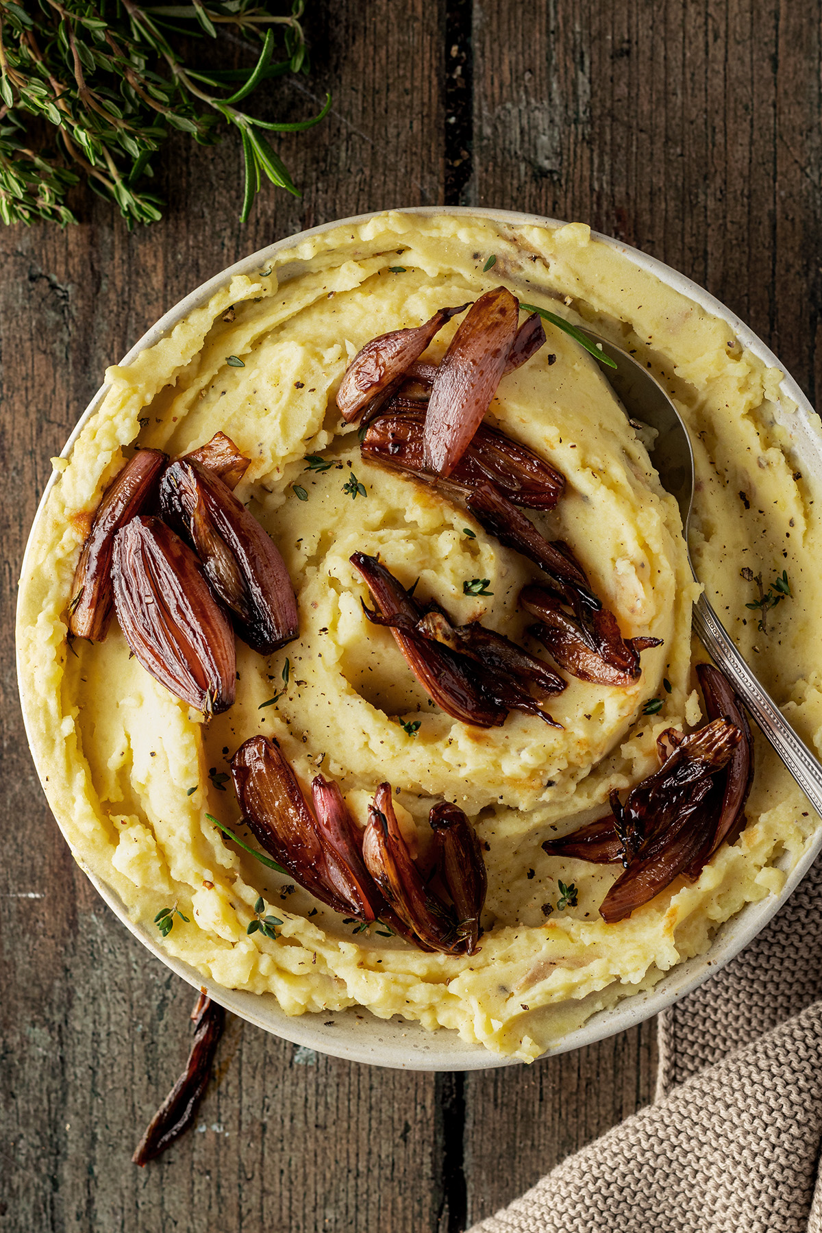 Kalorienarmes Kartoffelpüree serviert mit Balsamico Schalotten und Thymian.
