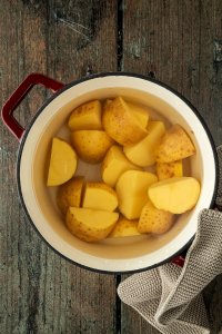 Kartoffeln in einem Topf mit Wasser.