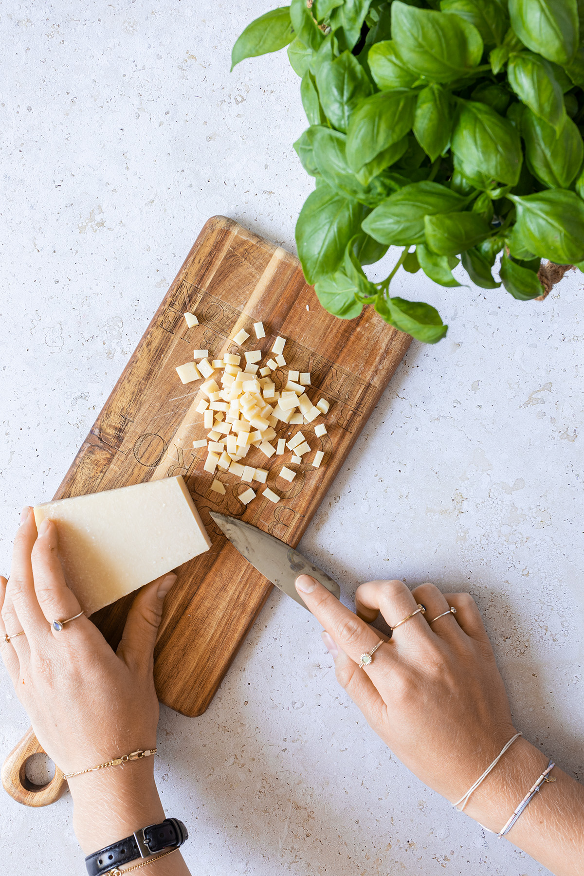 Zubereitungsbild zeigt wie Parmesan in kleine W&uuml;rfel geschnitten wird.