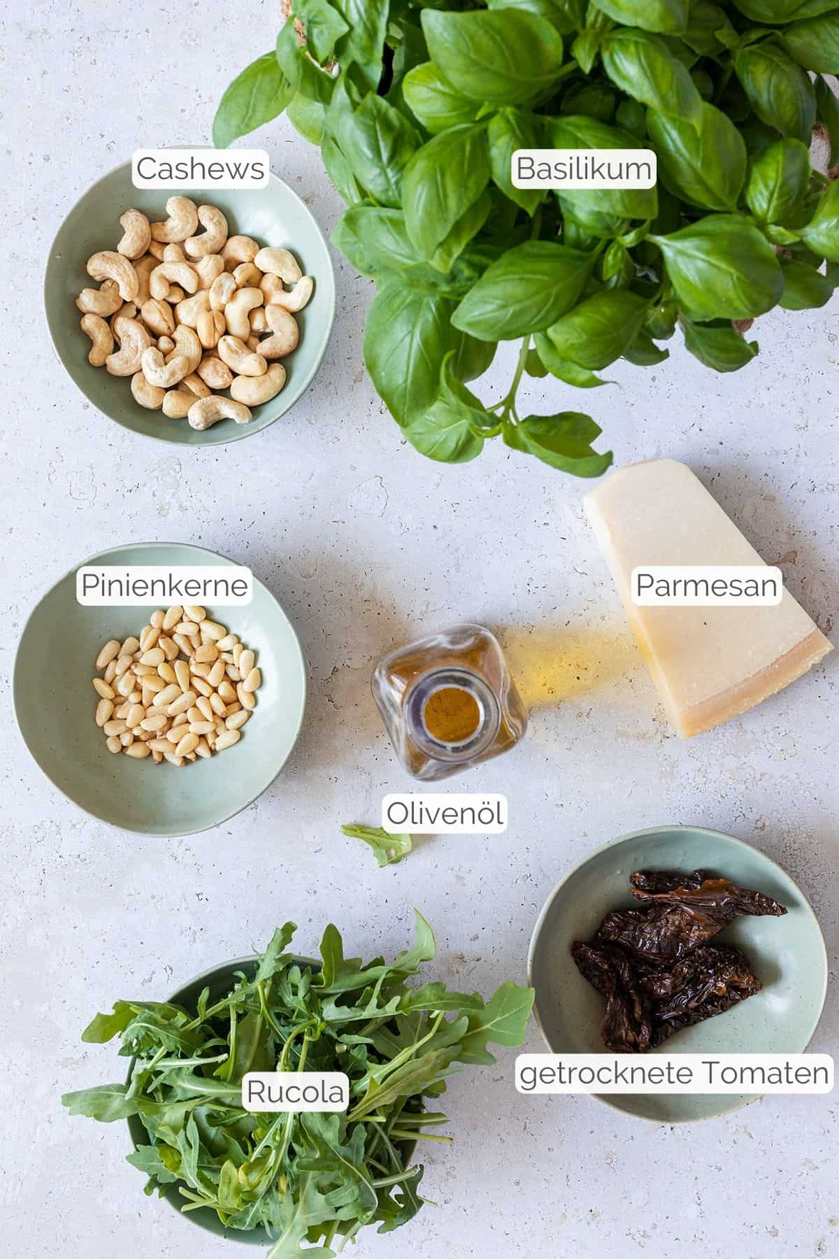 Alle Zutaten mit Textbeschriftungen, die f&uuml;r das gesunde Pesto Rezept ben&ouml;tigt werden.