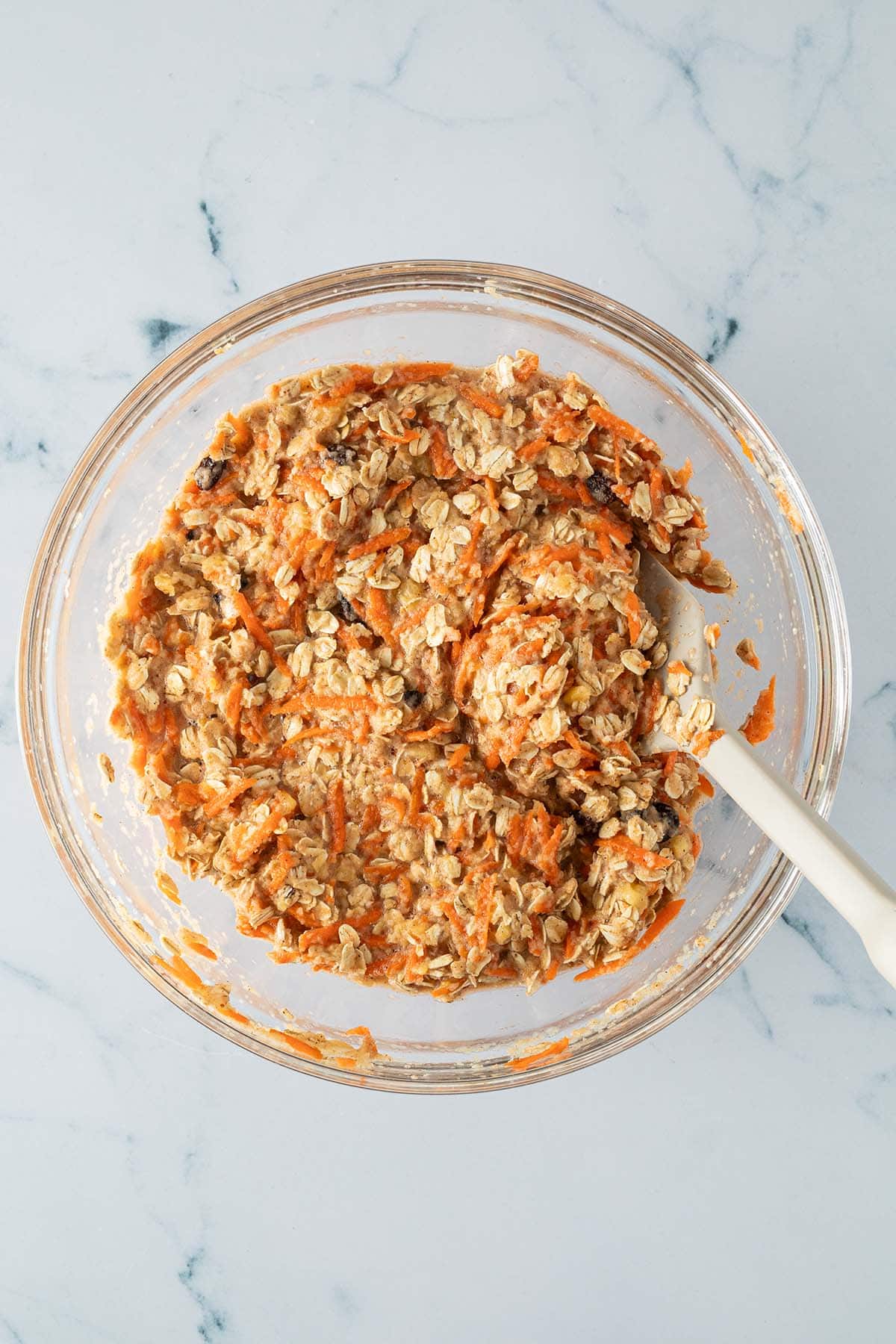 Fertig anger&uuml;hrter Teig f&uuml;r die Karottenkuchen Baked Oats in einer Glassch&uuml;ssel.