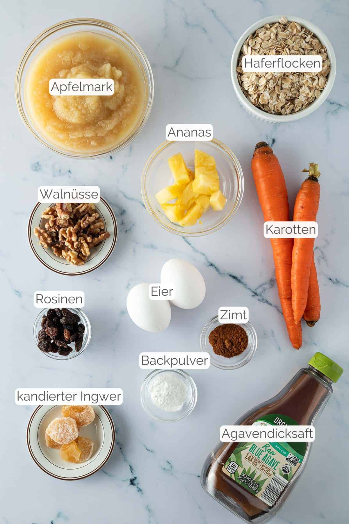 Alle Zutaten mit jeweiligen Textbeschriftungen, die f&uuml;r die Karotten Baked Oats ben&ouml;tigt werden.