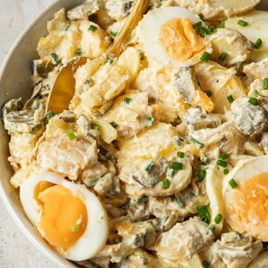 Sch&uuml;ssel mit cremigen Kartoffelsalat angemacht mit Joghurtdressing, Eiern und frischen Schnittlauch.
