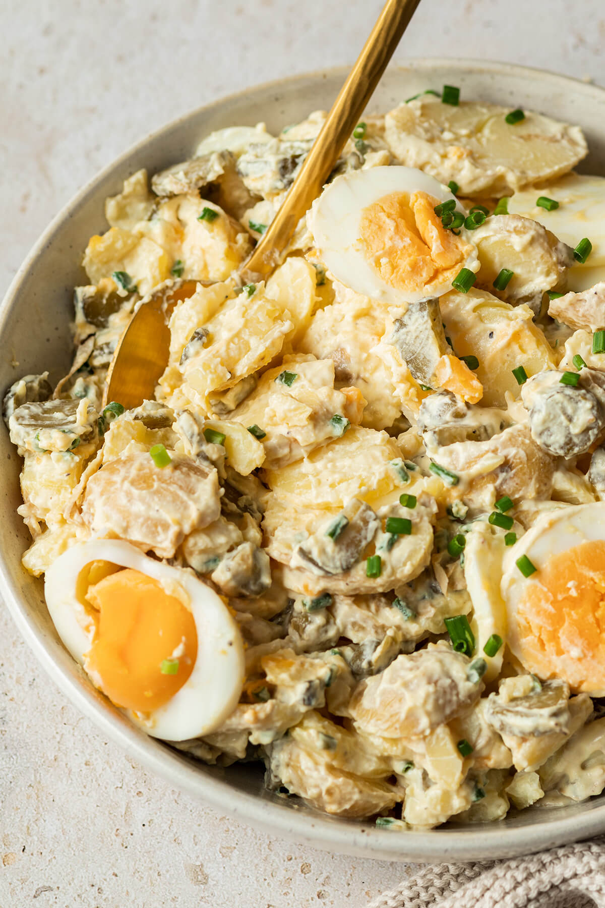 Sch&uuml;ssel mit cremigen Kartoffelsalat angemacht mit Joghurtdressing, Eiern und frischen Schnittlauch.