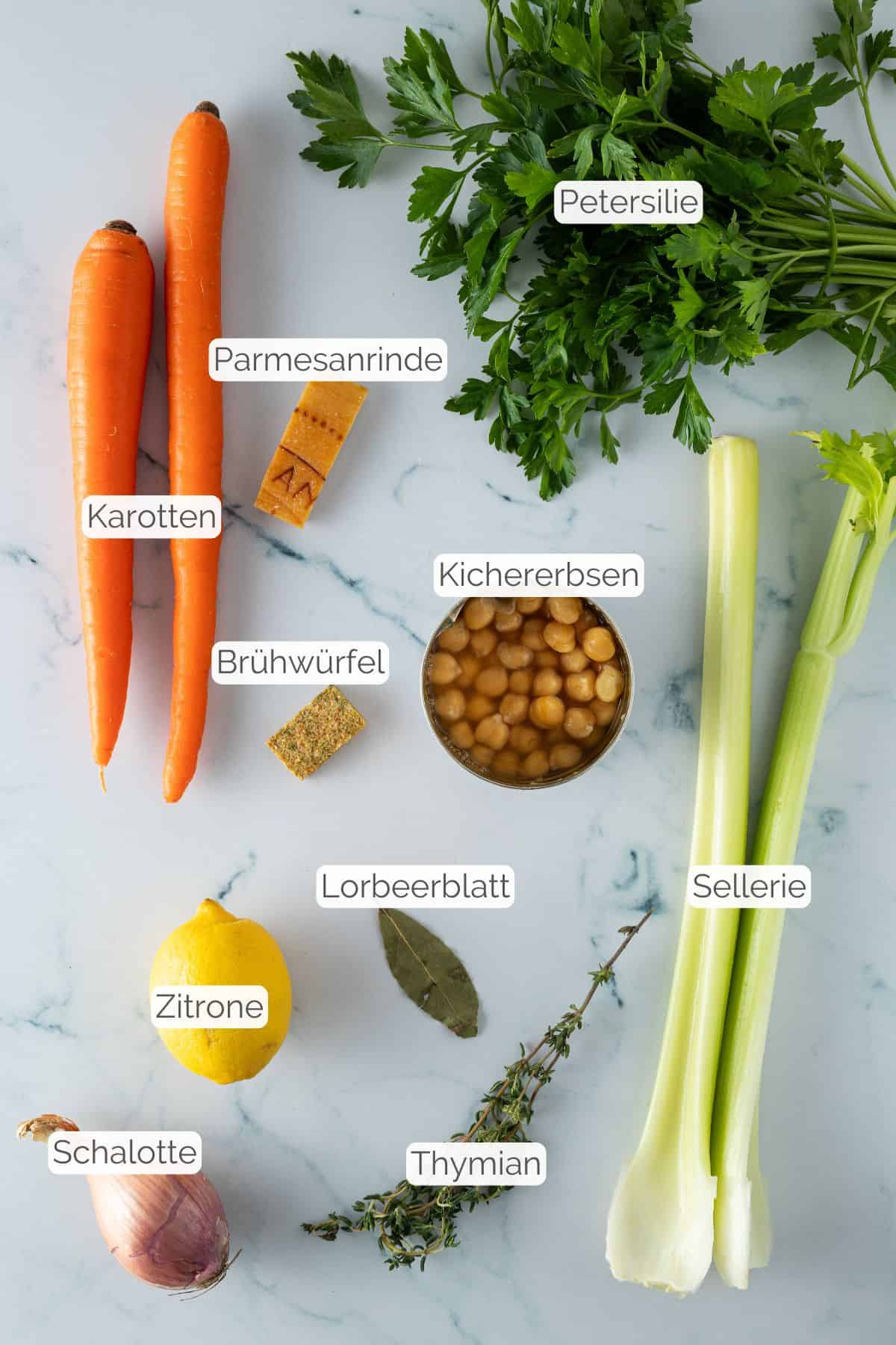 Alle Zutaten mit jeweiligen Textbeschriftungen, die f&uuml;r den vegetarischen Kichererbseneintopf mit Gem&uuml;se ben&ouml;tigt werden.