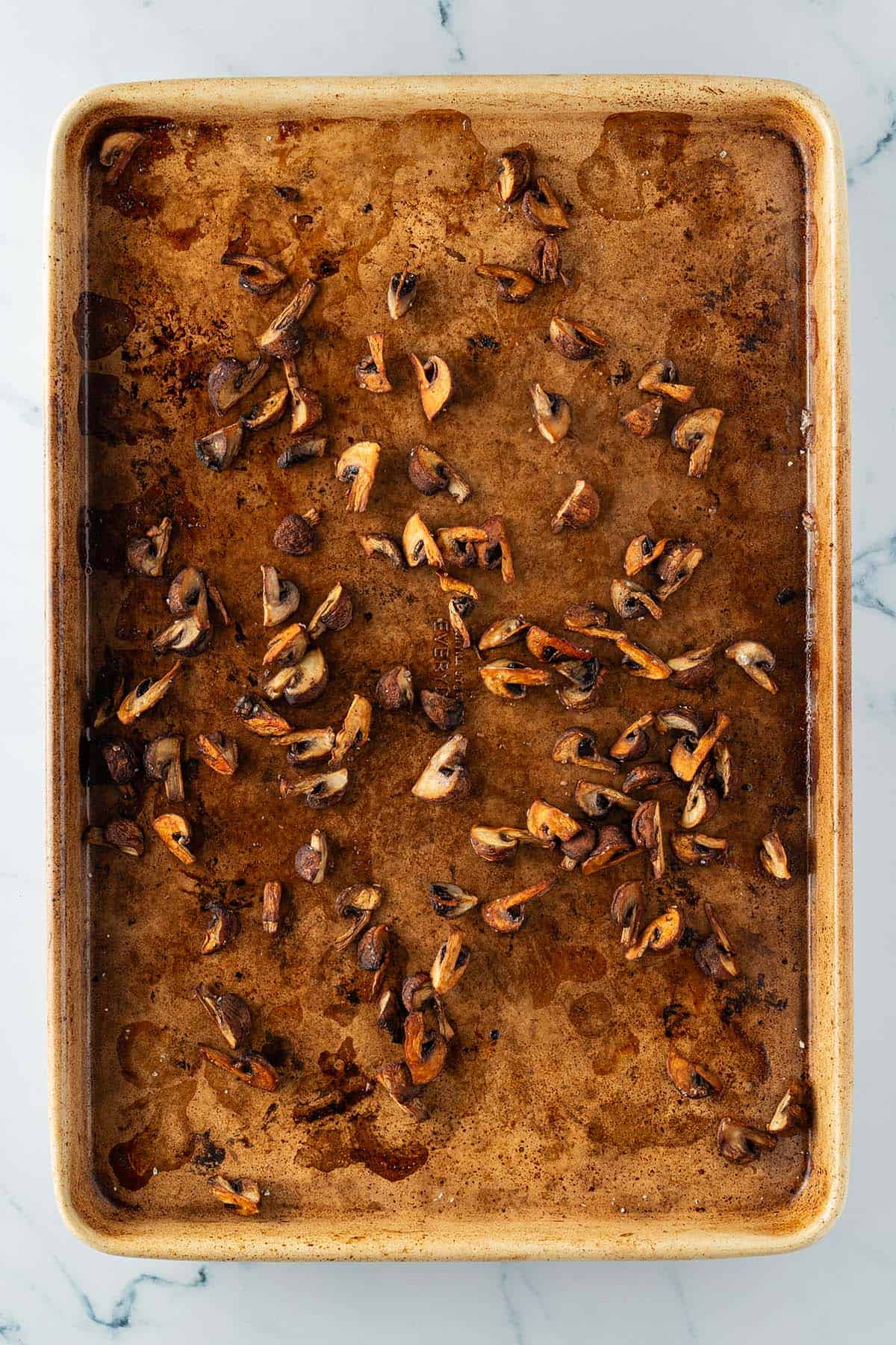 Knusprig ger&ouml;stete Pilze auf einem Blech.